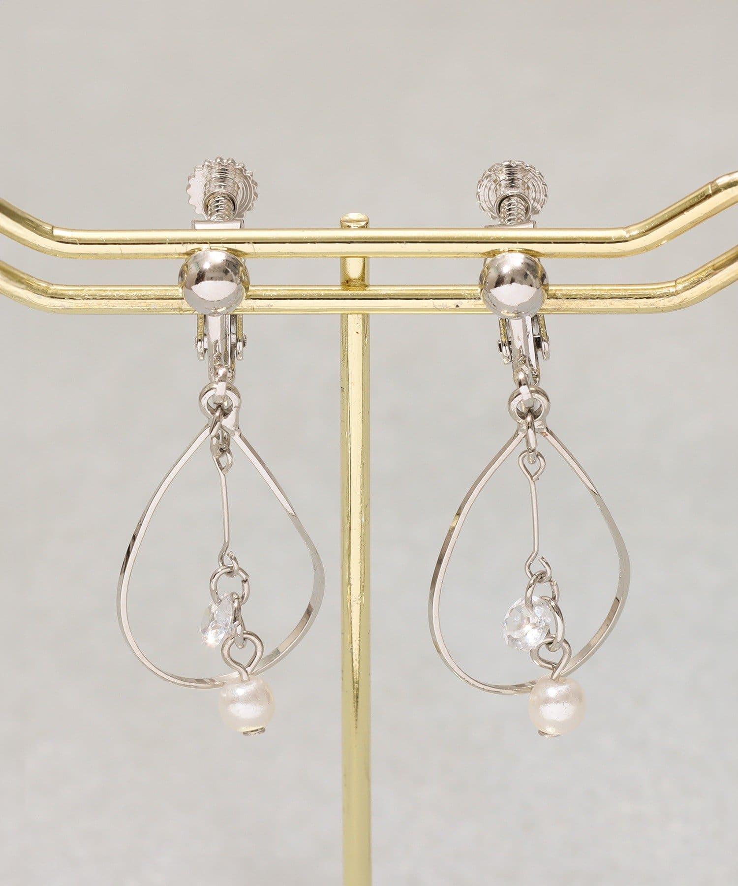 3COINS(スリーコインズ) ワイヤードロップパールイヤリング