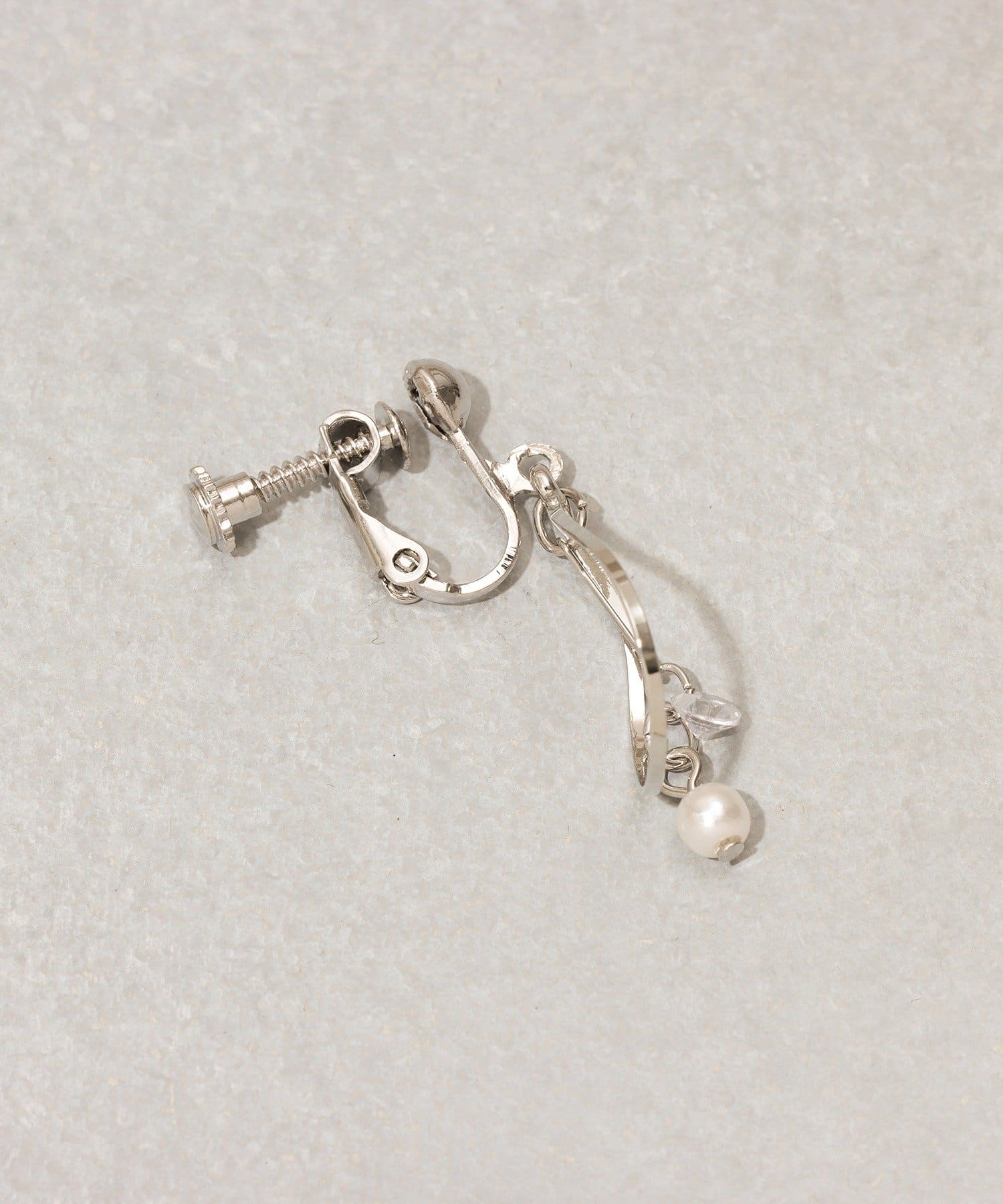 3COINS(スリーコインズ) ワイヤードロップパールイヤリング