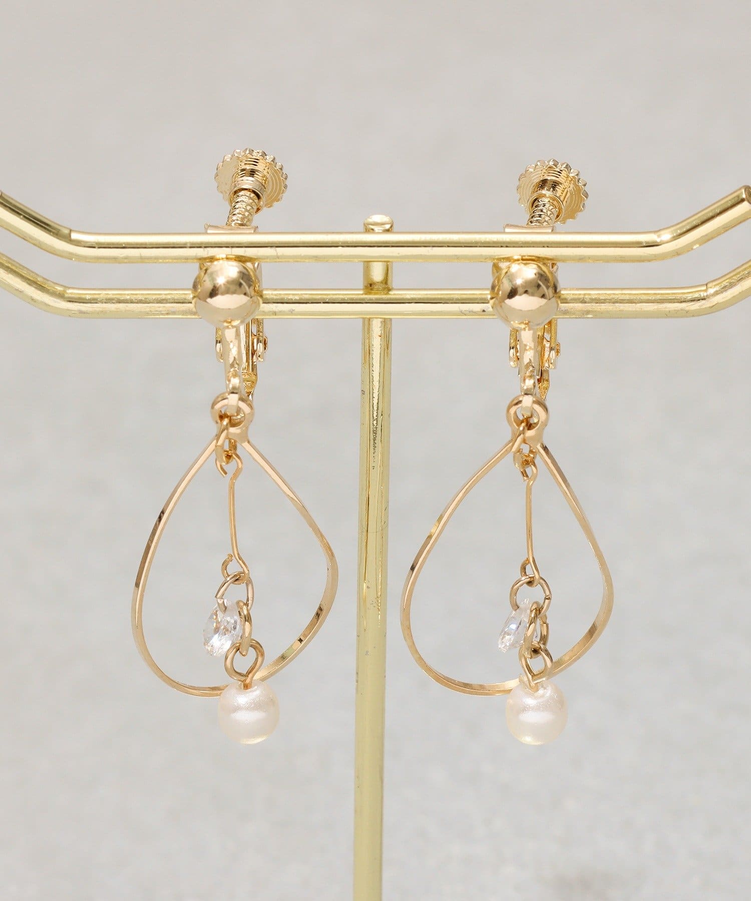 3COINS(スリーコインズ) ワイヤードロップパールイヤリング