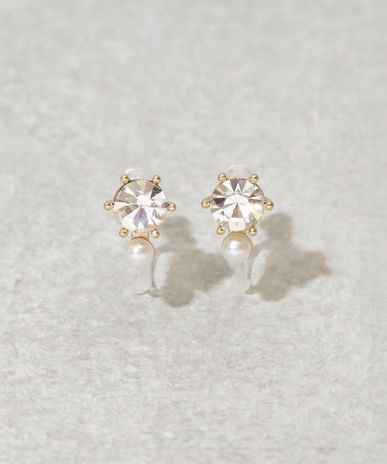 3COINS(スリーコインズ) ガラスパール樹脂イヤリング