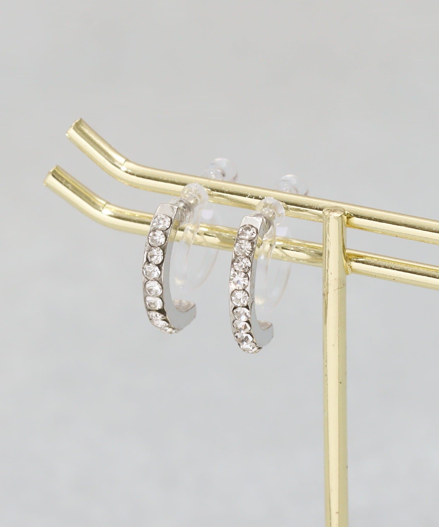 3COINS(スリーコインズ) ガラスカーブ樹脂イヤリング