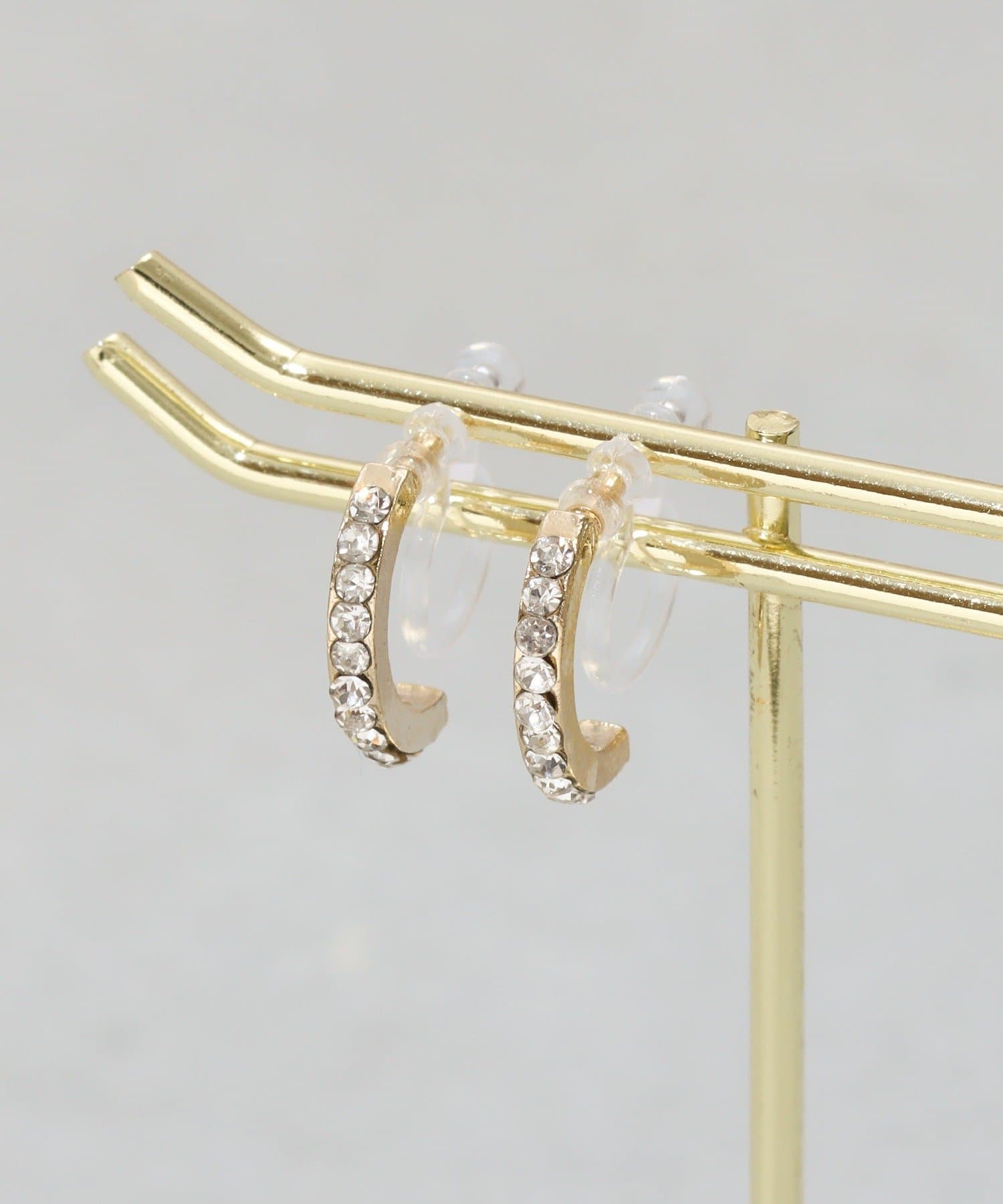 3COINS(スリーコインズ) ガラスカーブ樹脂イヤリング