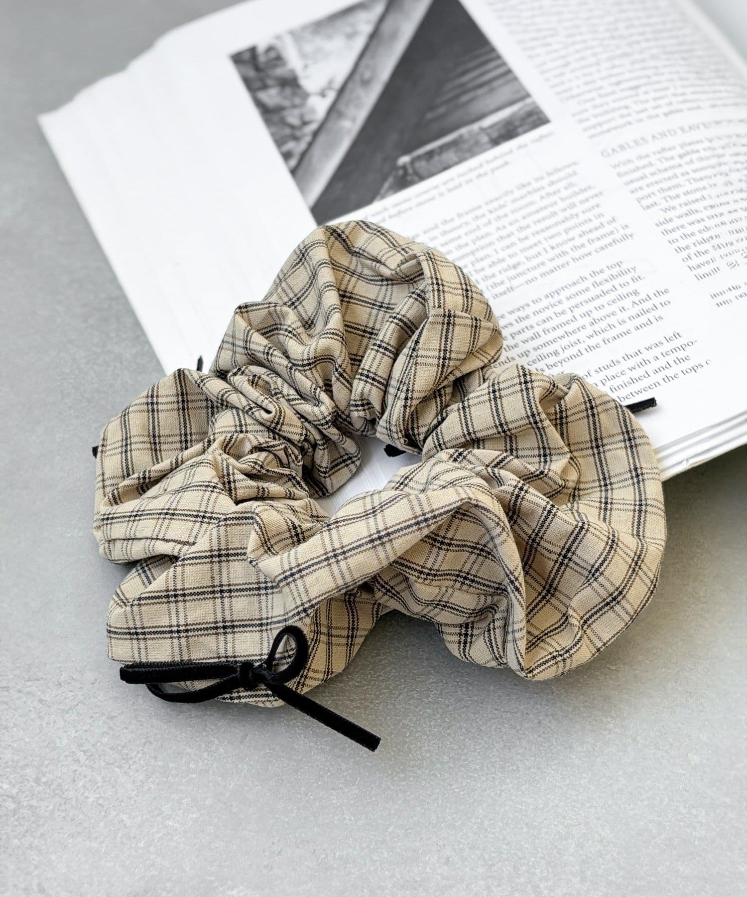 3COINS(スリーコインズ) リボンテープ付きチェックシュシュ