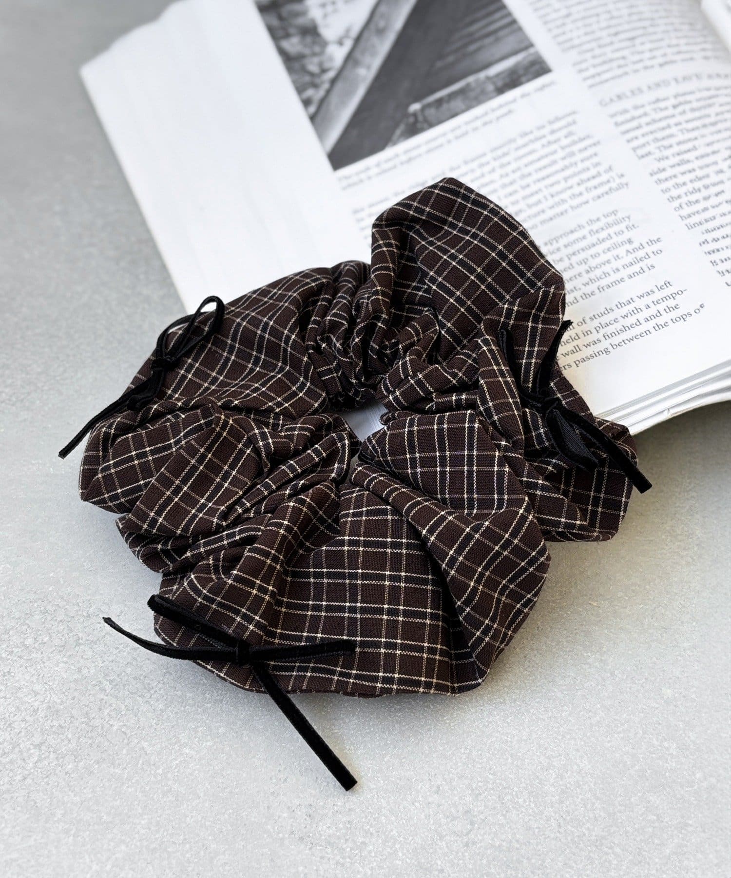 3COINS(スリーコインズ) リボンテープ付きチェックシュシュ