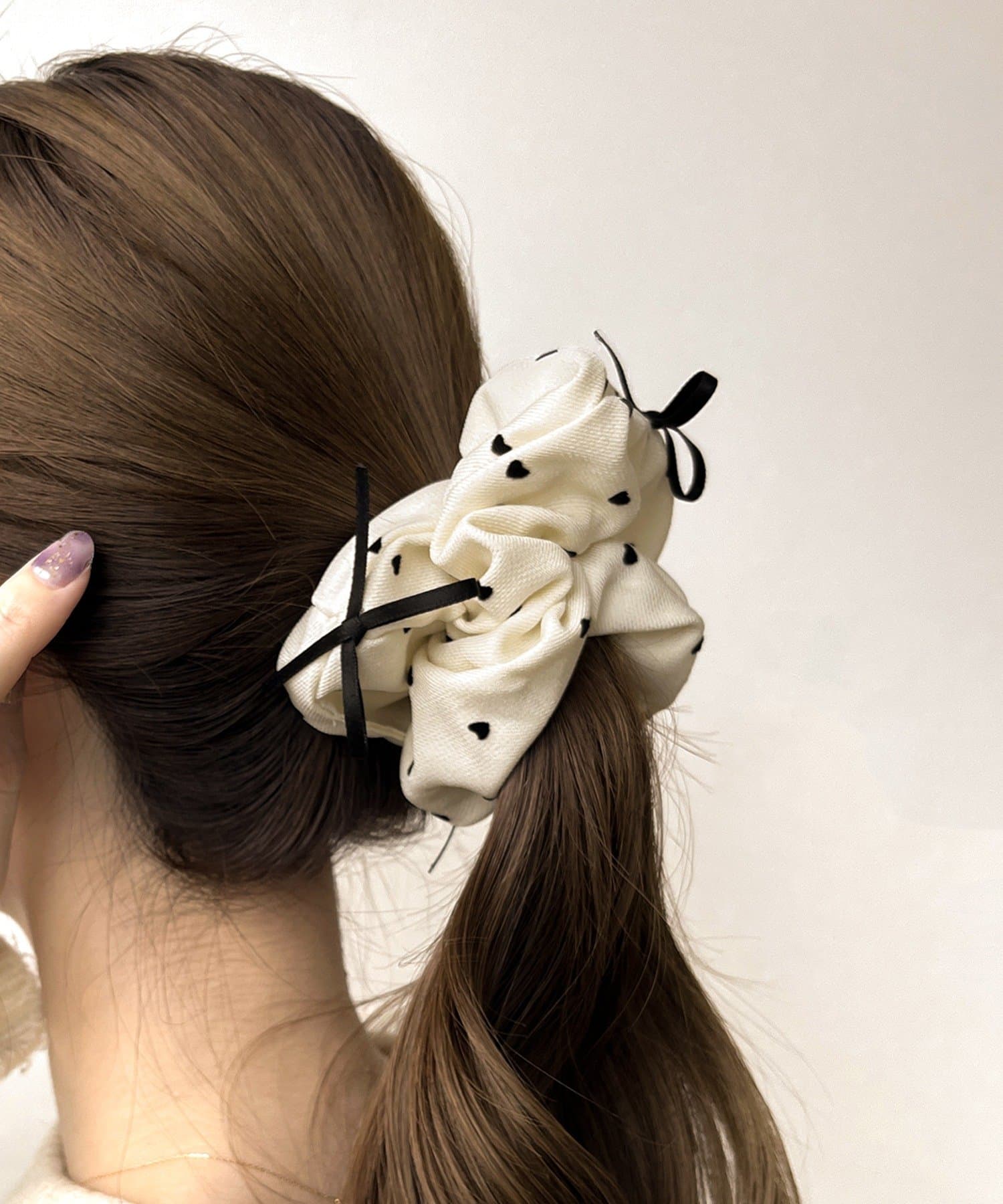 3COINS(スリーコインズ) リボンテープ付きハート柄シュシュ