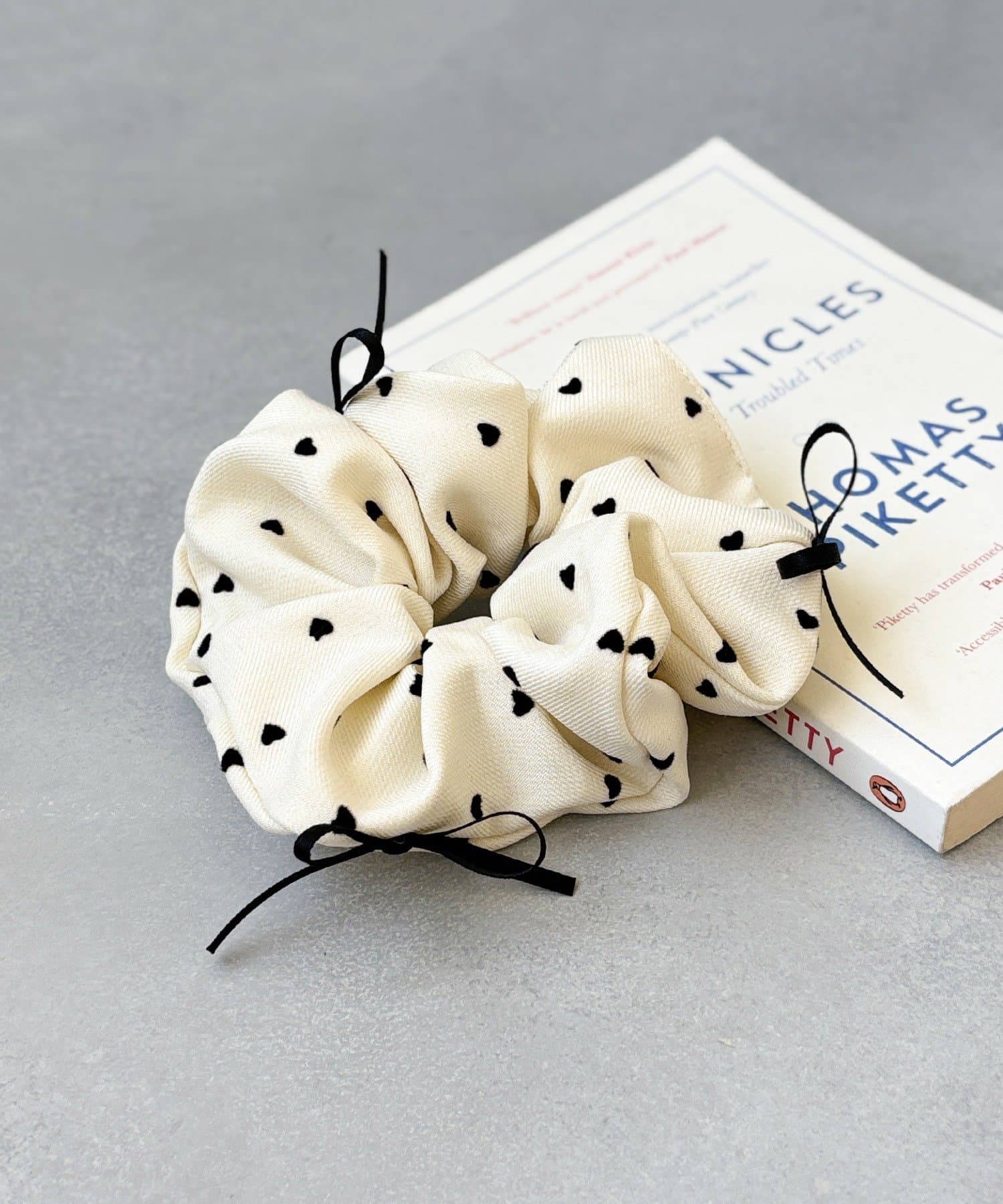 3COINS(スリーコインズ) リボンテープ付きハート柄シュシュ