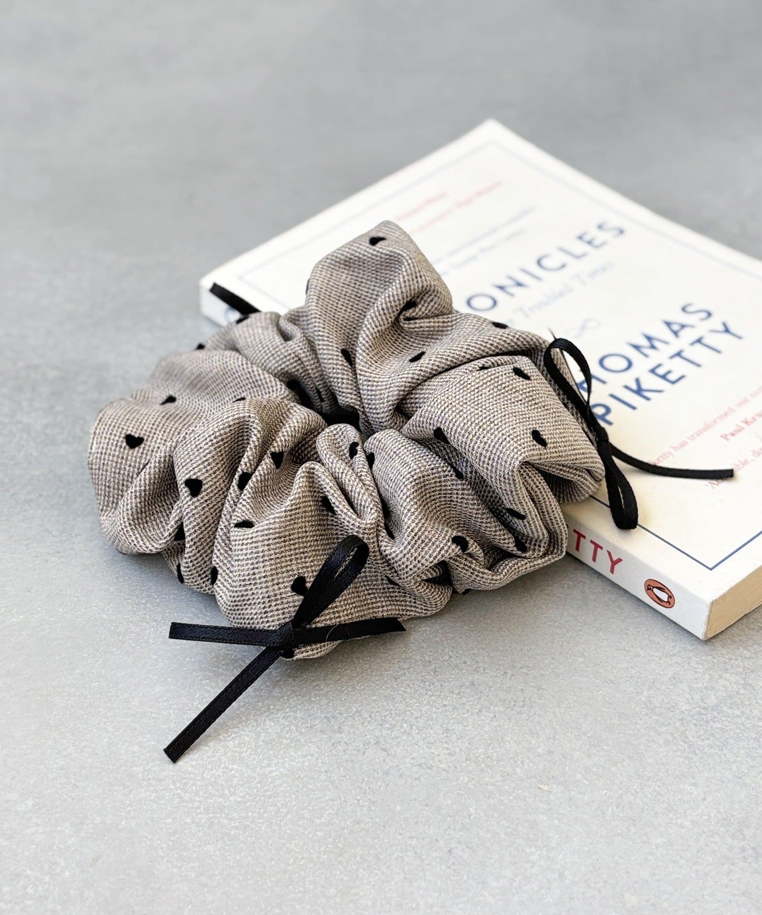 3COINS(スリーコインズ) リボンテープ付きハート柄シュシュ