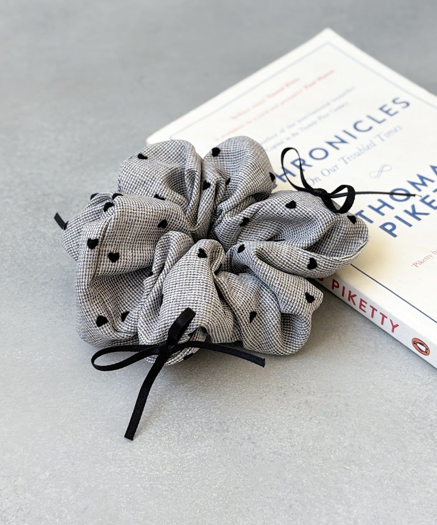 3COINS(スリーコインズ) リボンテープ付きハート柄シュシュ