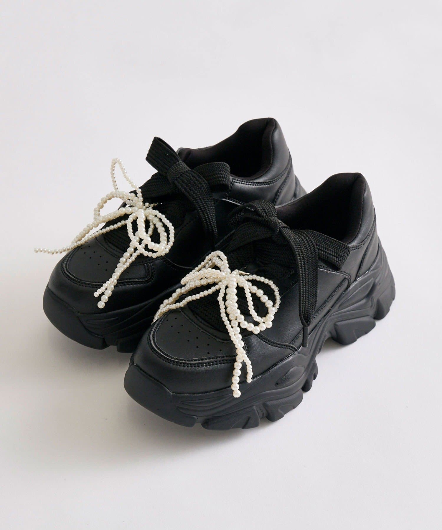 OLIVE des OLIVE(オリーブ デ オリーブ) パールリボンチャーム付きスニーカー