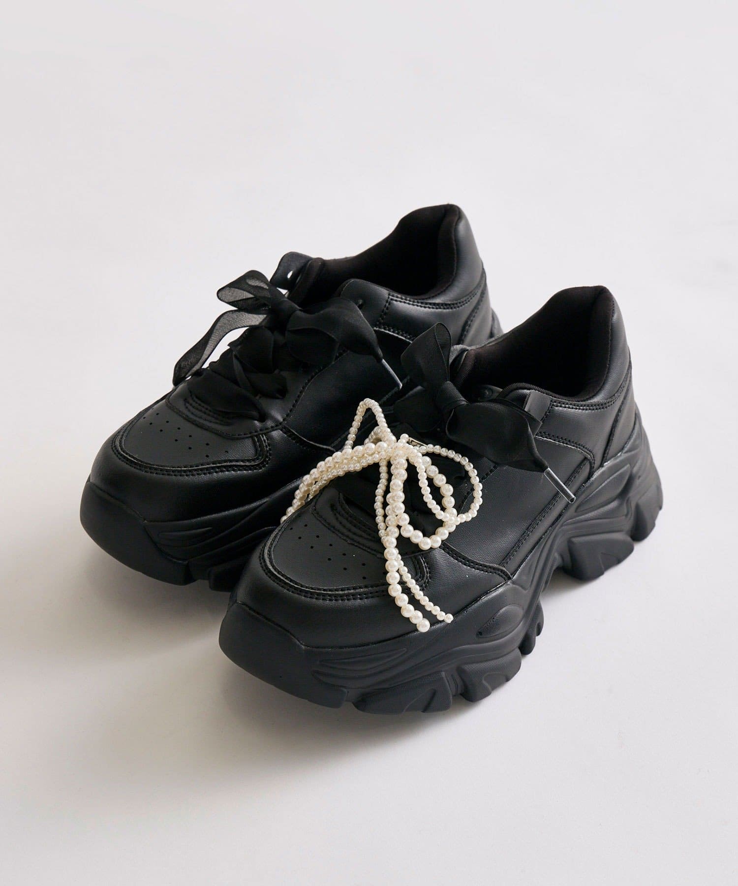 OLIVE des OLIVE(オリーブ デ オリーブ) パールリボンチャーム付きスニーカー