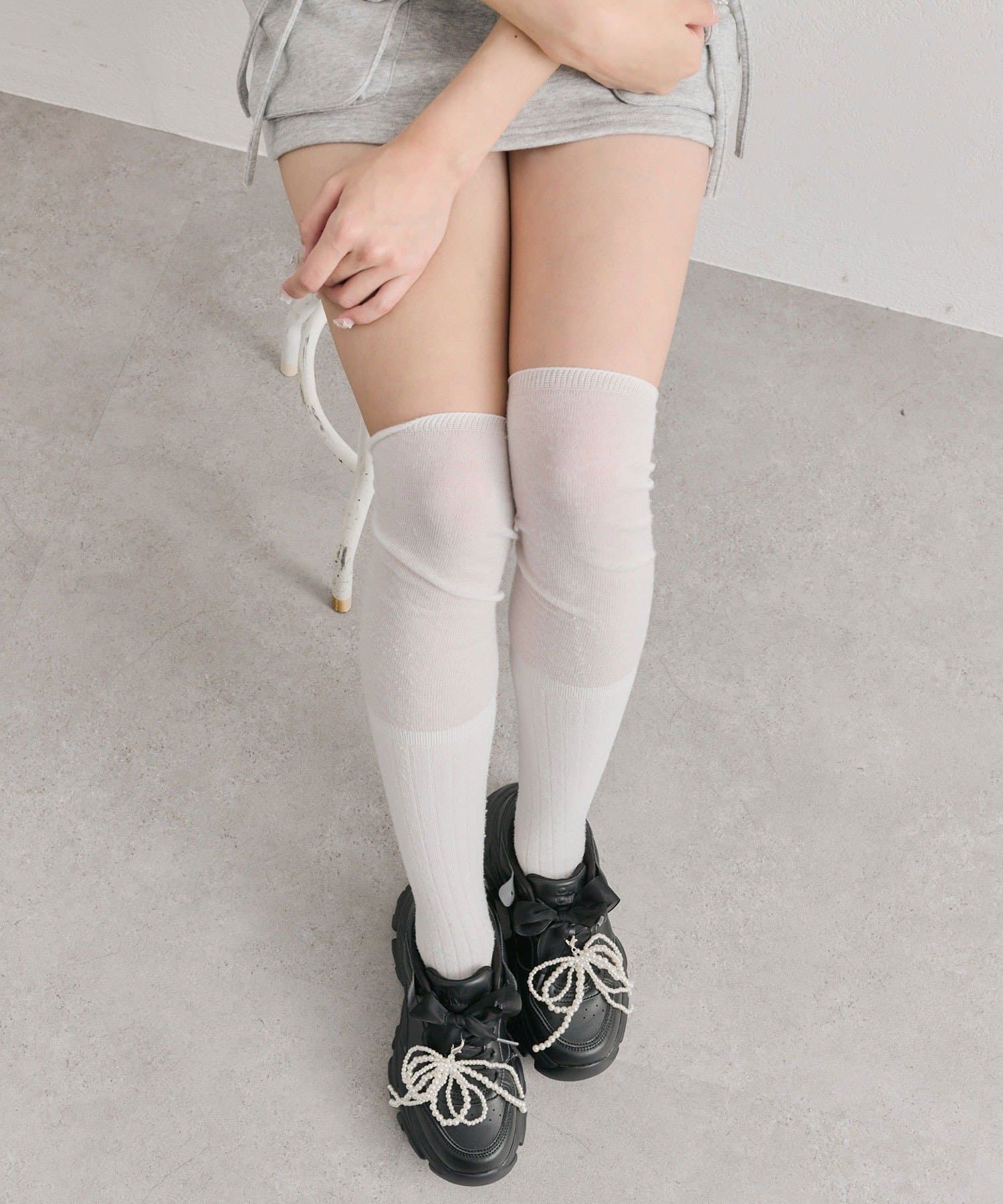 OLIVE des OLIVE(オリーブ デ オリーブ) パールリボンチャーム付きスニーカー