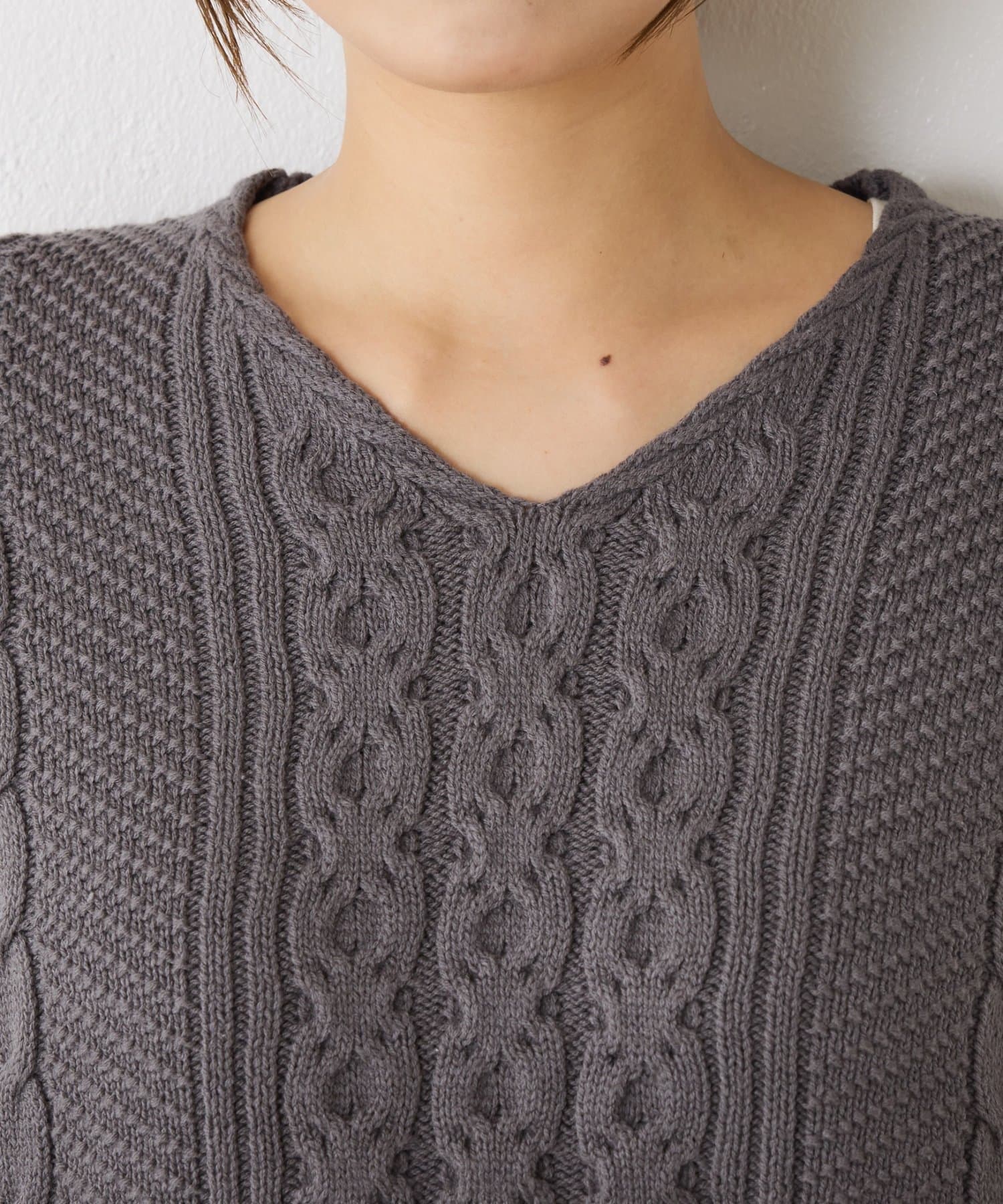 Jena　espace merveilleux(ジェナ　エスパスメルヴェイユ) ケーブルVネックニット