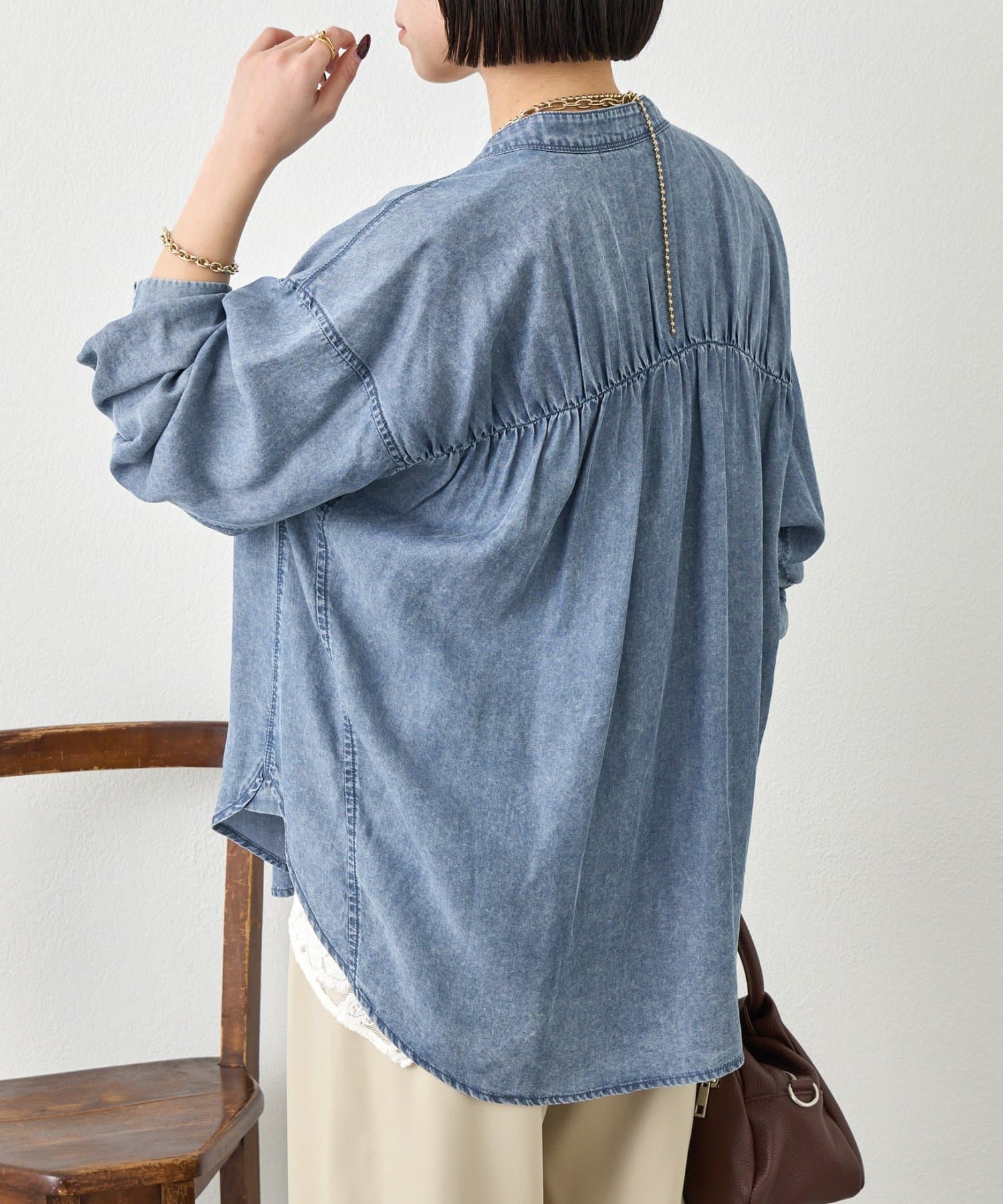 Jena　espace merveilleux(ジェナ　エスパスメルヴェイユ) バックギャザーデニムシャツ