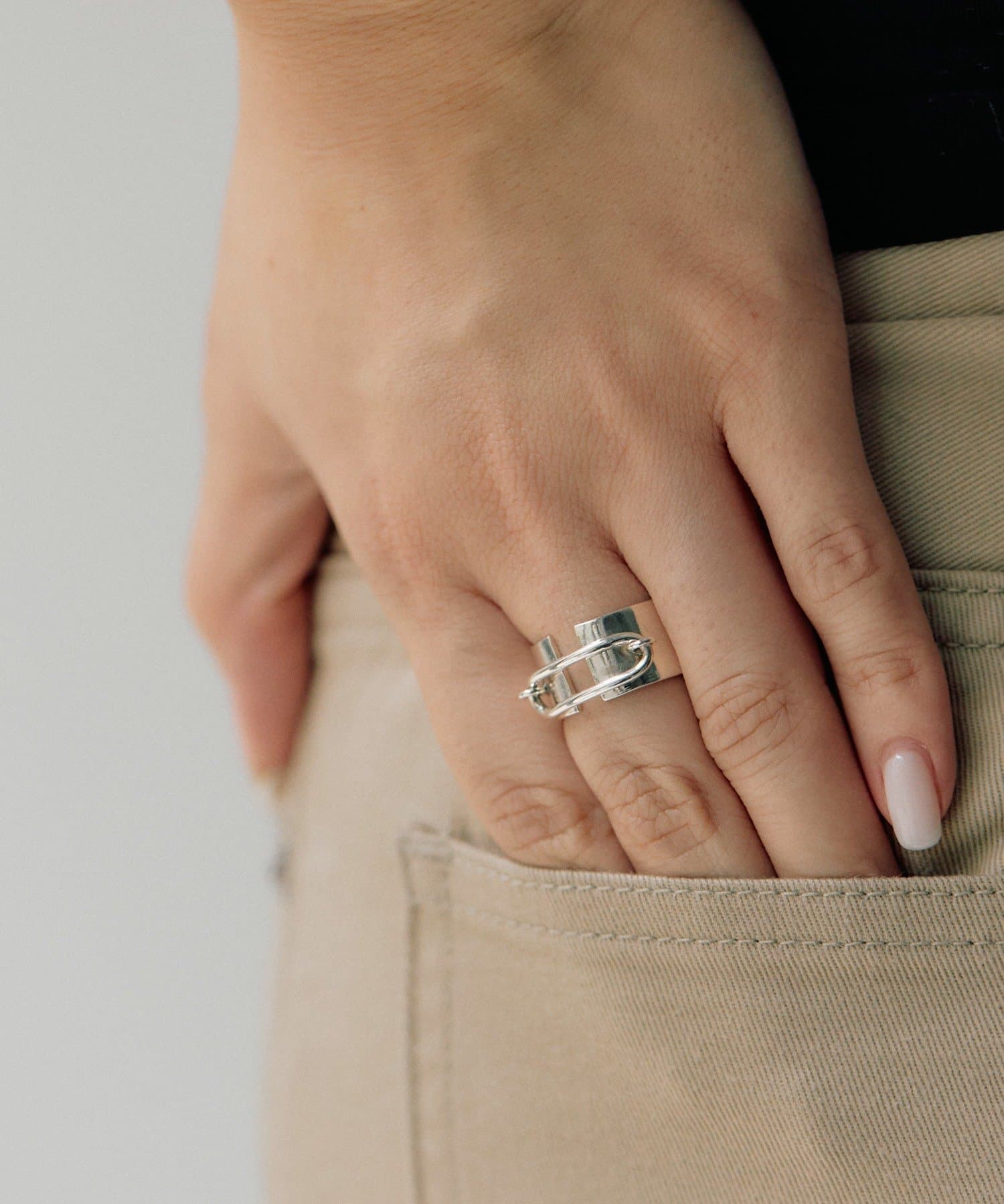 ear PAPILLONNER(イア パピヨネ) 《スターリングシルバー使用》バックル幅広リング