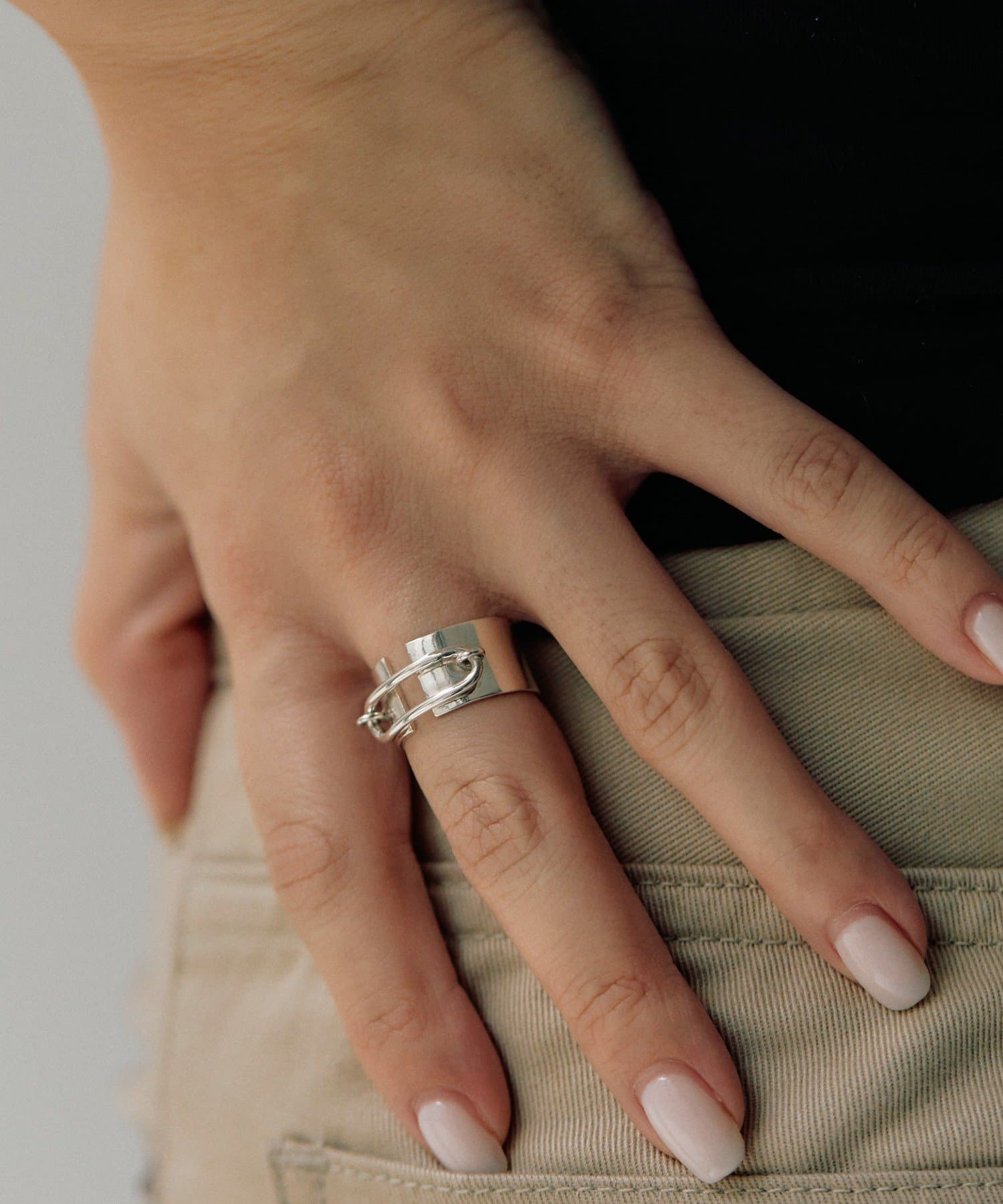 ear PAPILLONNER(イア パピヨネ) 《スターリングシルバー使用》バックル幅広リング