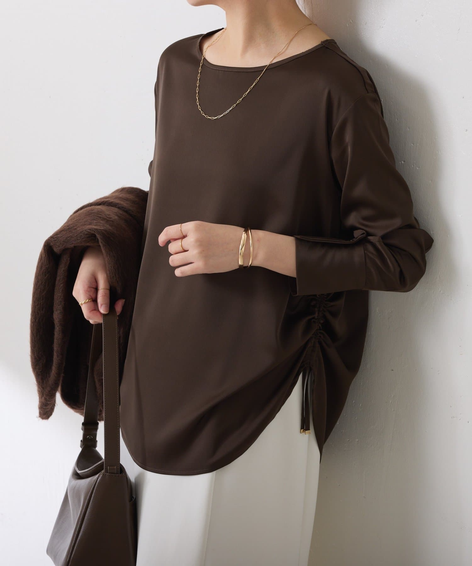 COLLAGE GALLARDAGALANTE(コラージュ ガリャルダガランテ) 【伸びるサテン生地】サテンサイドドロストTブラウス/セレモニー