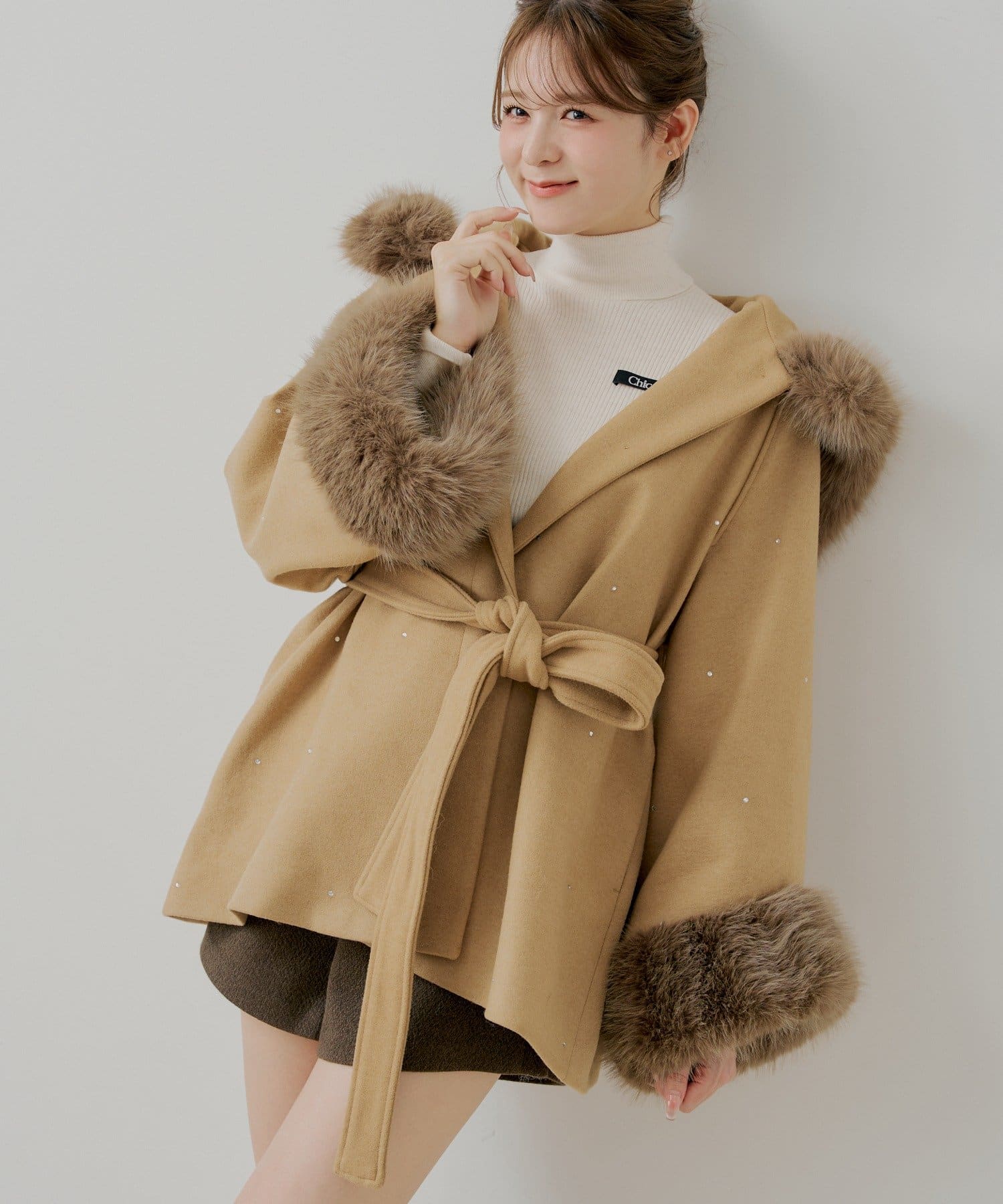 Chico(チコ) 【WEB限定】ビジュー付きファー衿ケープコート