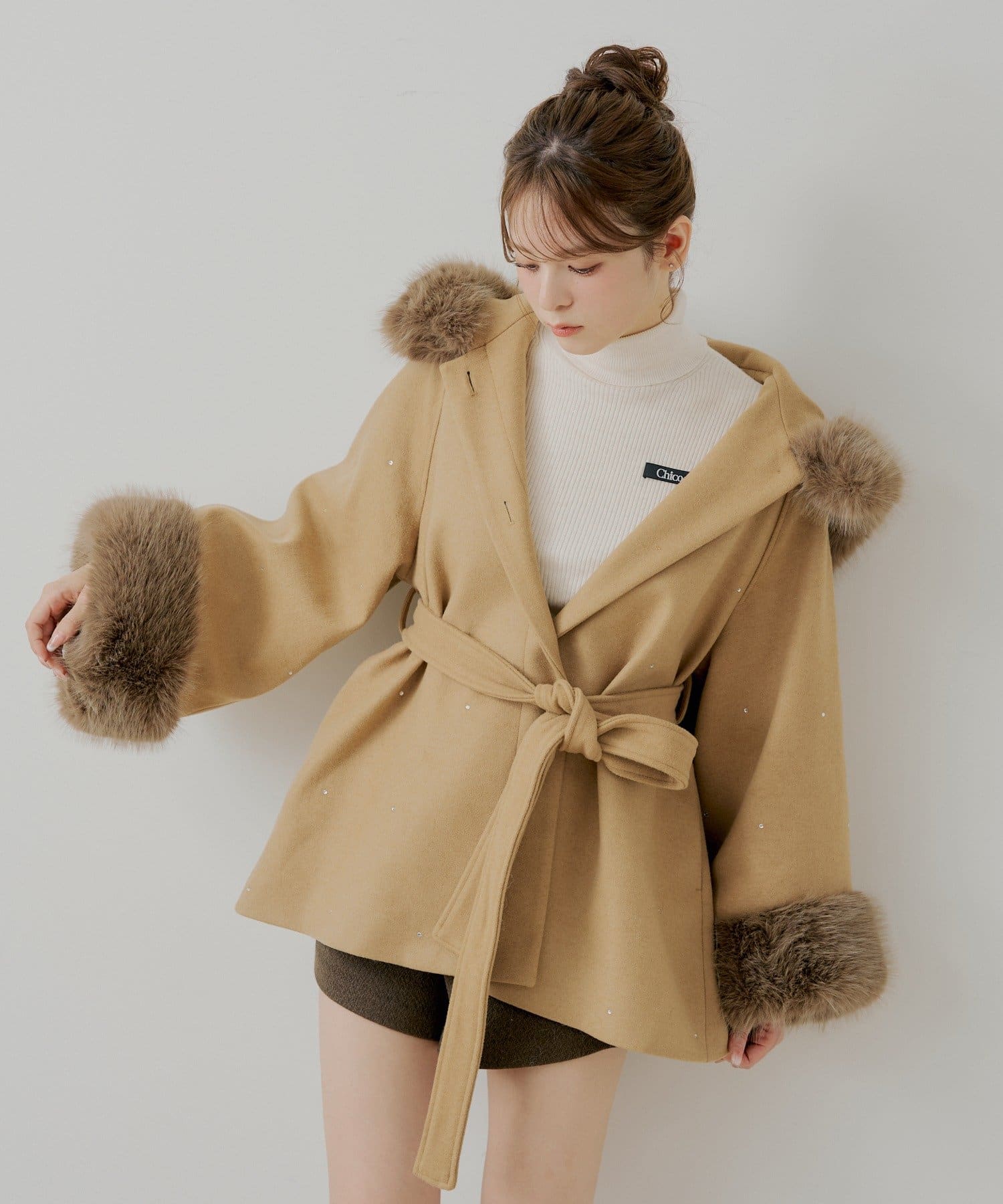 Chico(チコ) ビジュー付きファー襟ケープコート