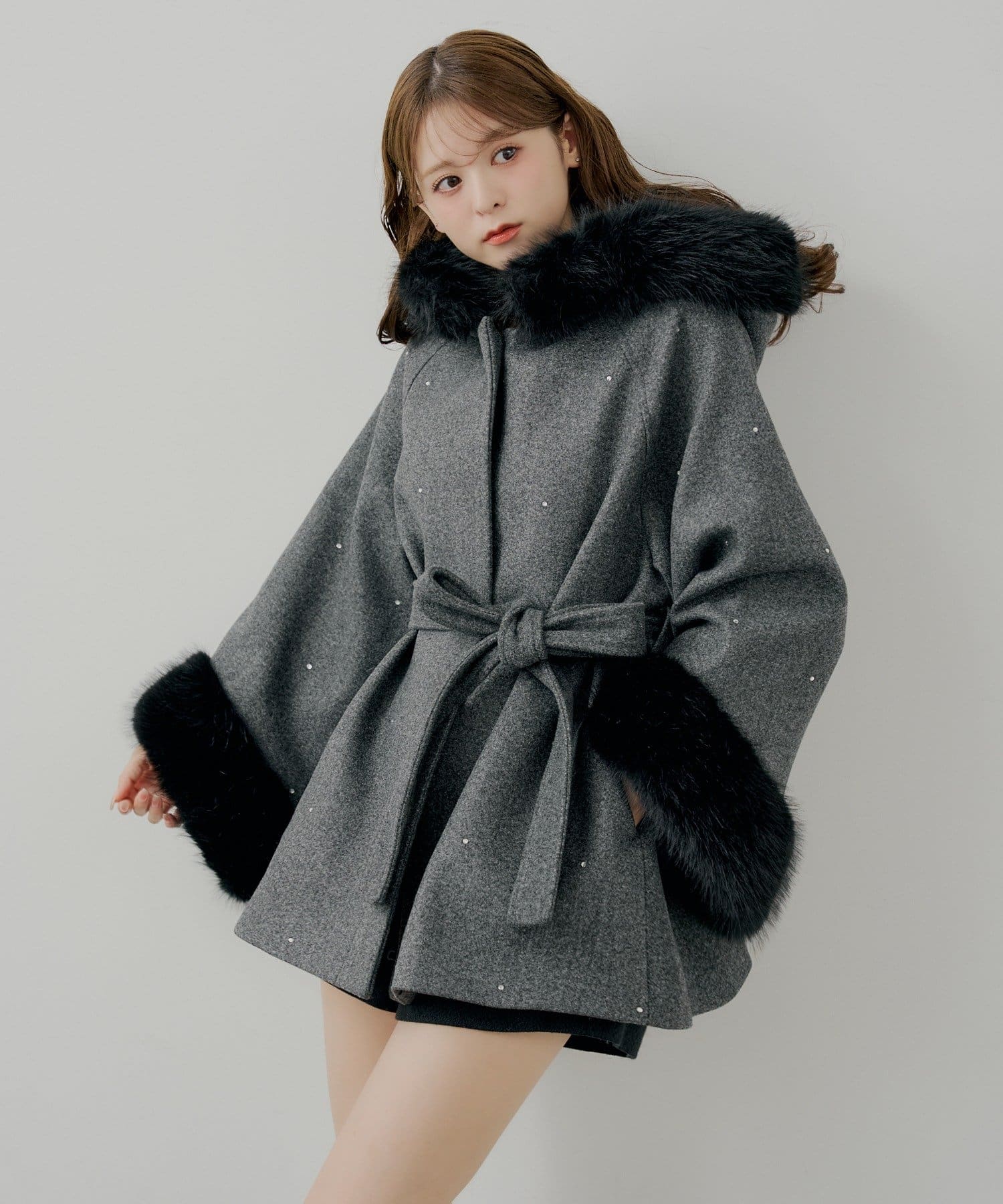 Chico(チコ) 【WEB限定】ビジュー付きファー衿ケープコート