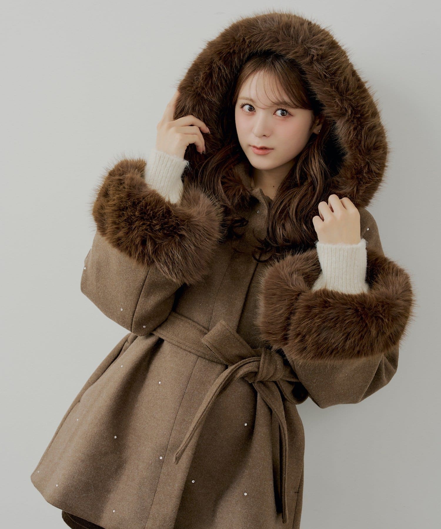 Chico(チコ) 【WEB限定】ビジュー付きファー衿ケープコート