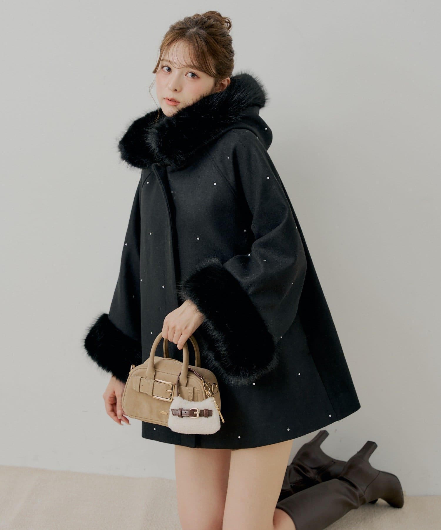 Chico(チコ) 【WEB限定】ビジュー付きファー衿ケープコート