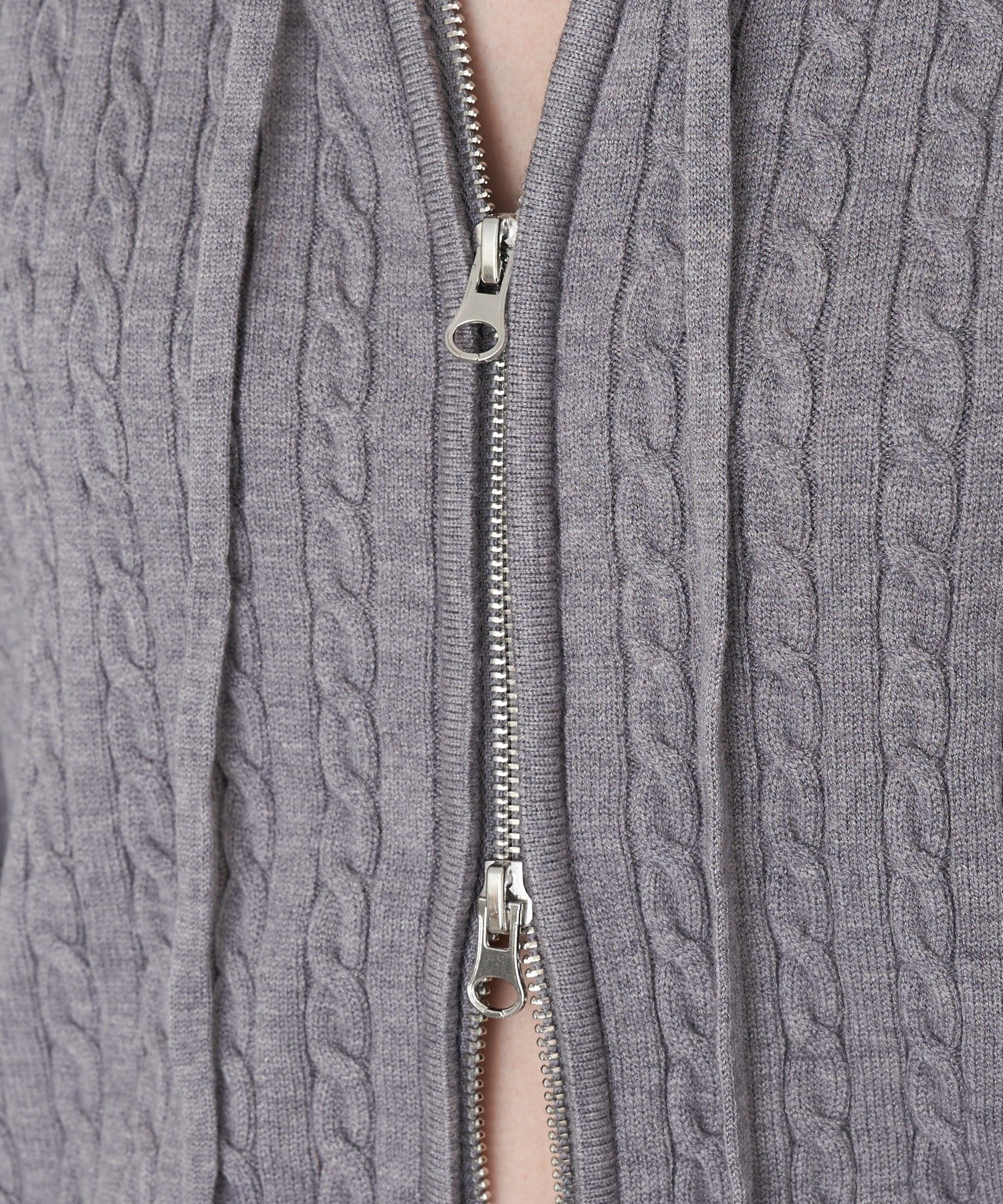 RAY CASSIN(レイカズン) ケーブル胸刺繍パーカー