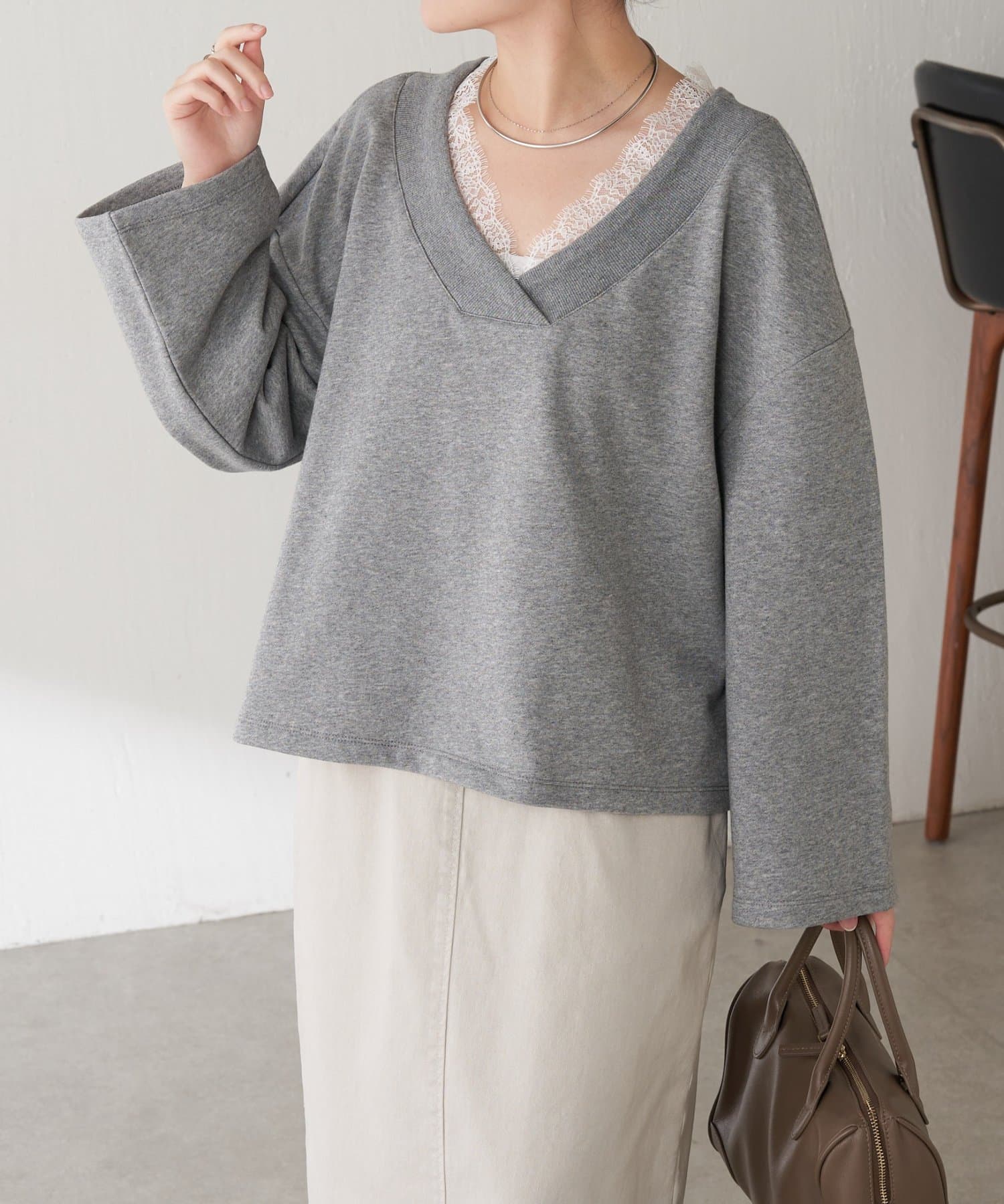 COLLAGE GALLARDAGALANTE(コラージュ ガリャルダガランテ) 【上品見え/小顔効果】レース付Vスウェット