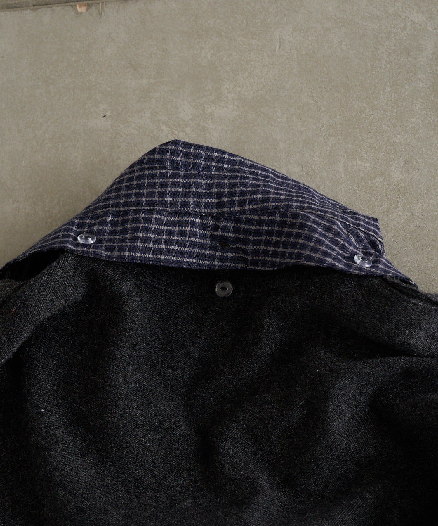 RAY CASSIN(レイカズン) 襟付きV胸刺繍ニット