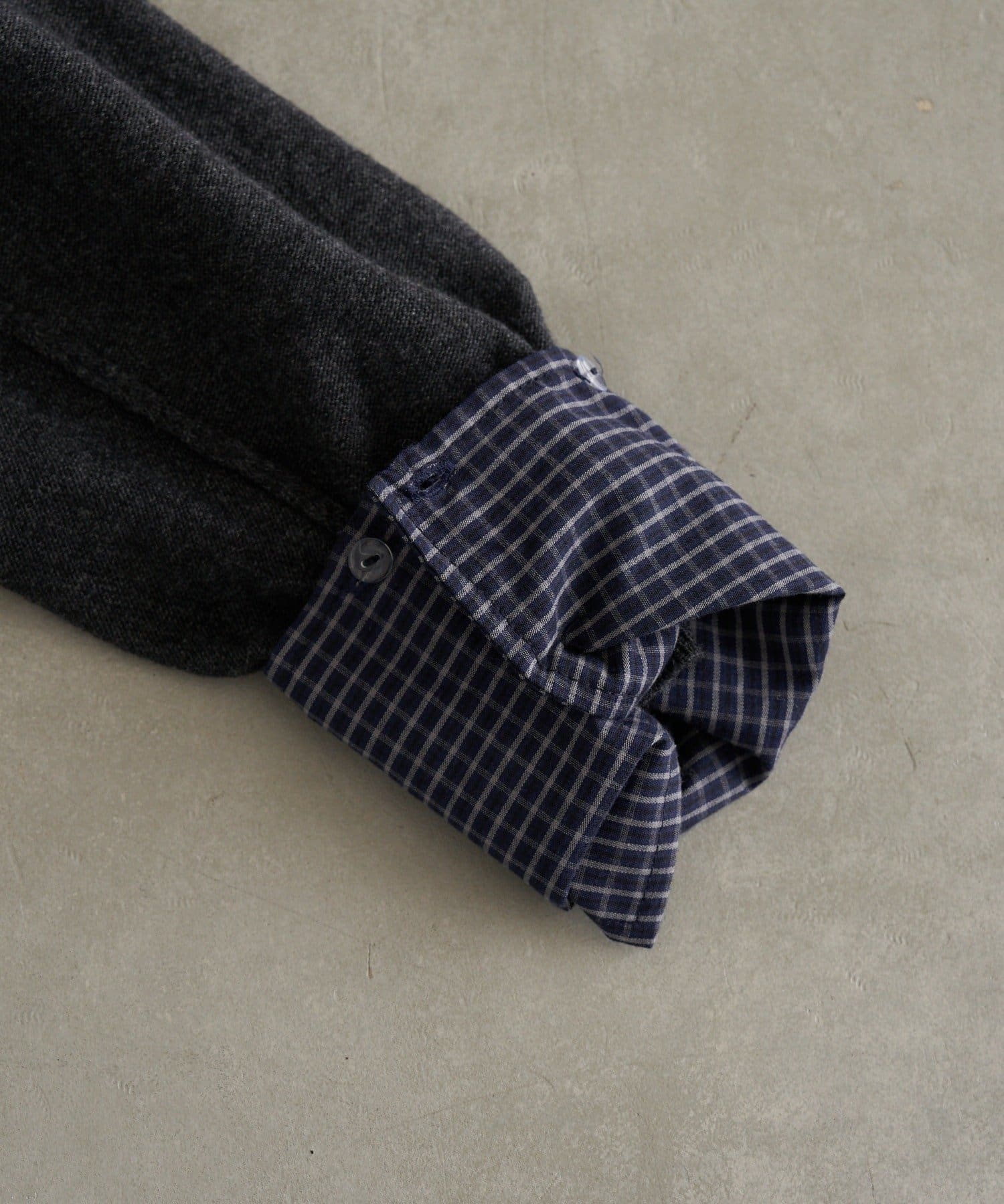 RAY CASSIN(レイカズン) 襟付きV胸刺繍ニット