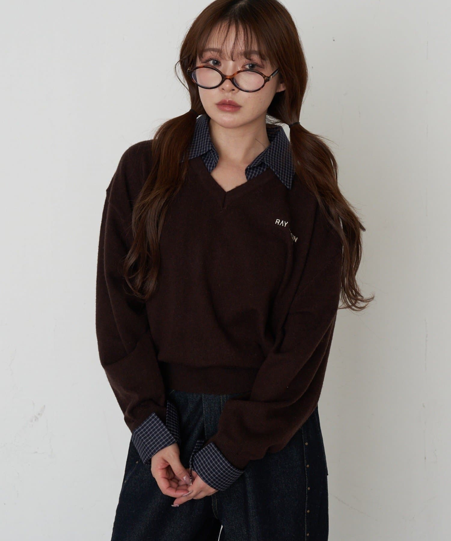 RAY CASSIN(レイカズン) 襟付きV胸刺繍ニット