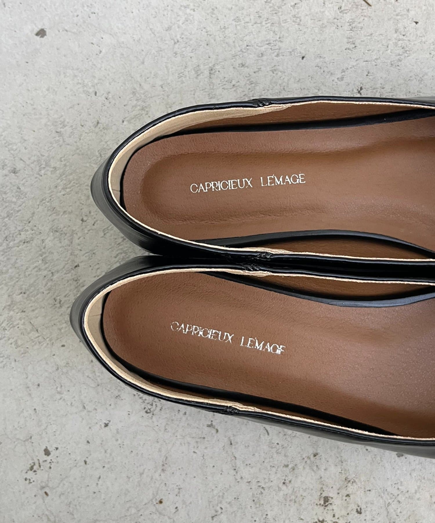 CAPRICIEUX LE'MAGE(カプリシュレマージュ) 【大人の定番パンプス】スクエアステッチフラットシューズ