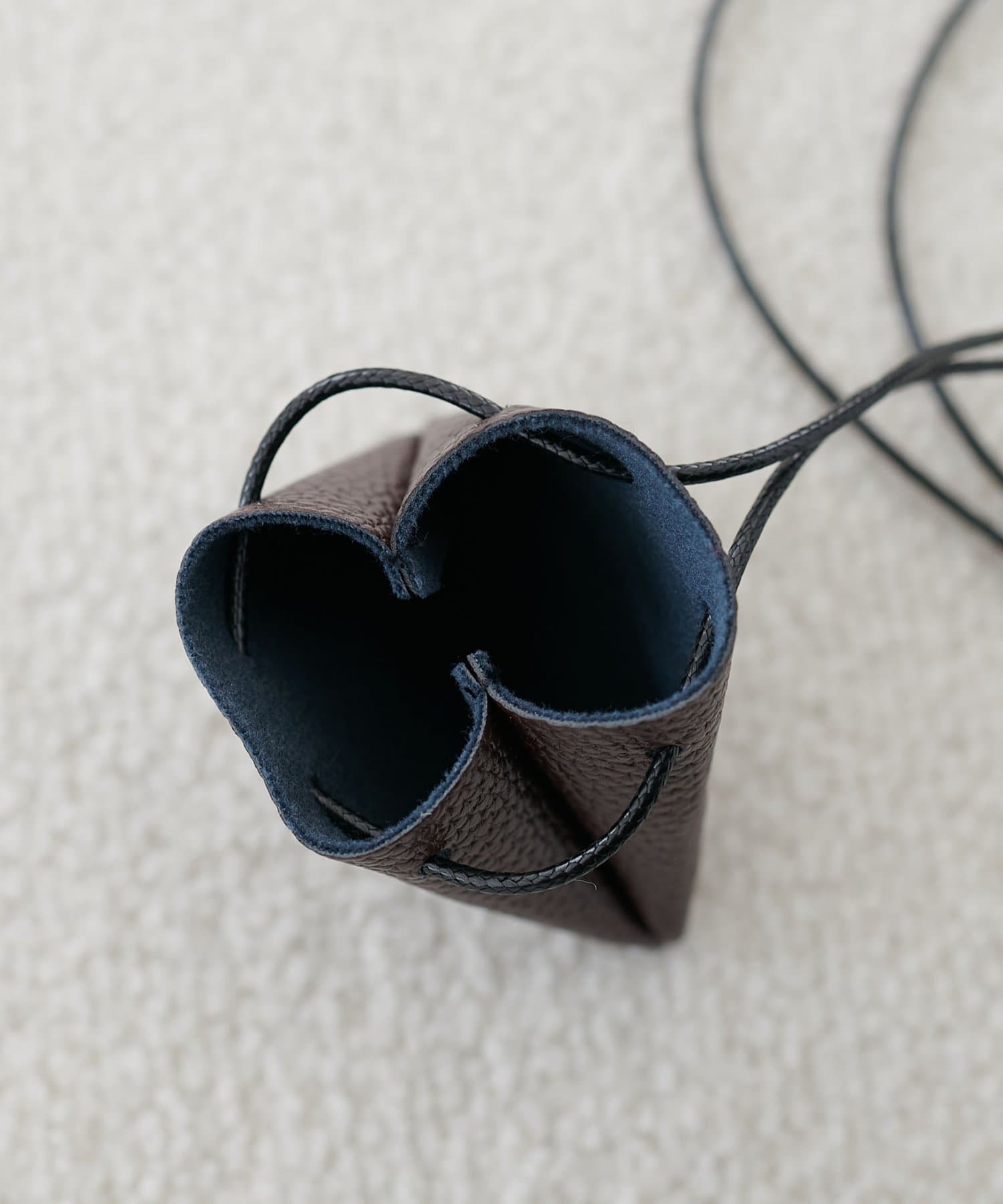 DISCOAT(ディスコート) 【Enlude】フェイクレザーミニ巾着ネックレス