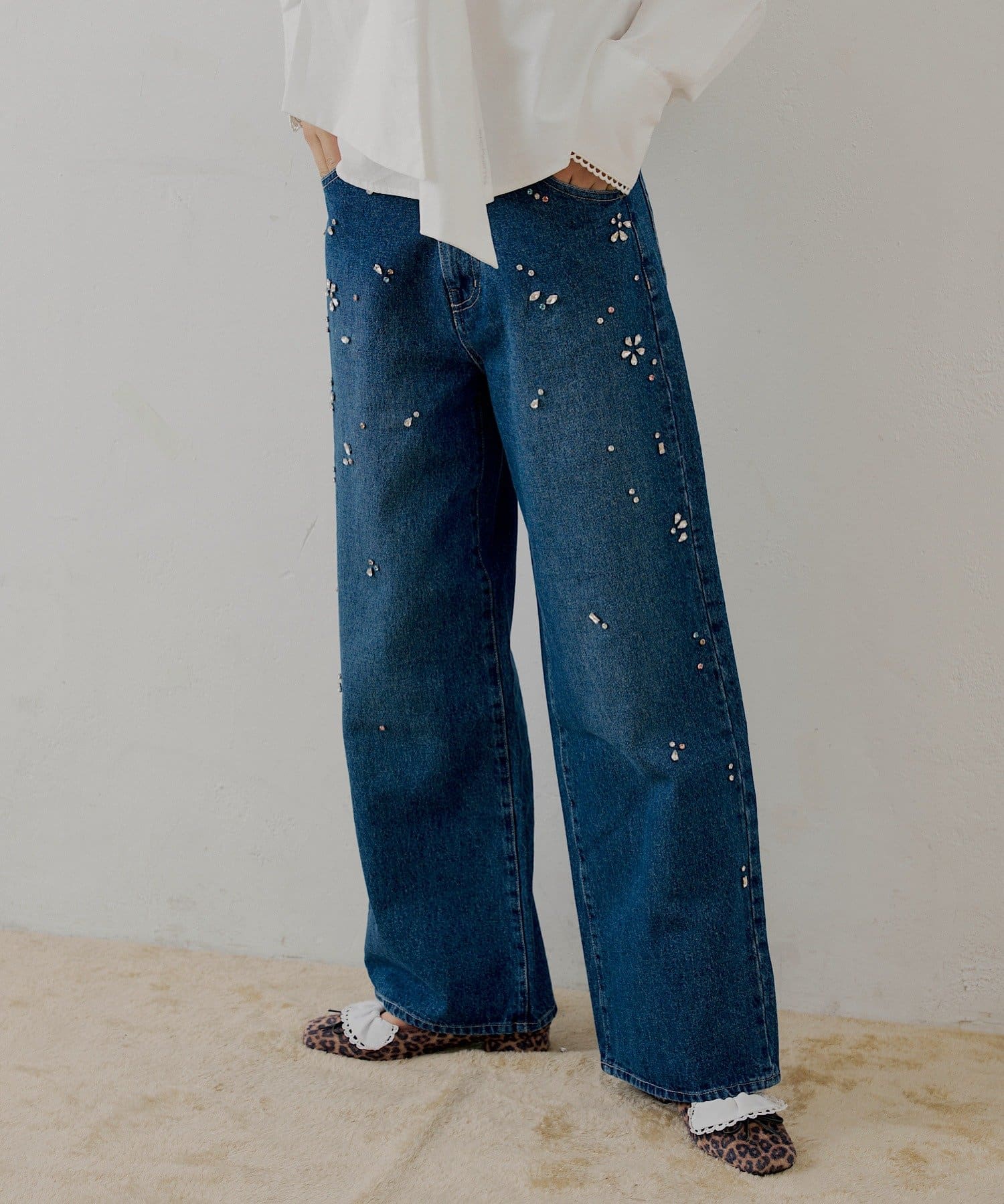 Chico(チコ) 【SALON by Chico】フラワービジュー付きストレートデニム