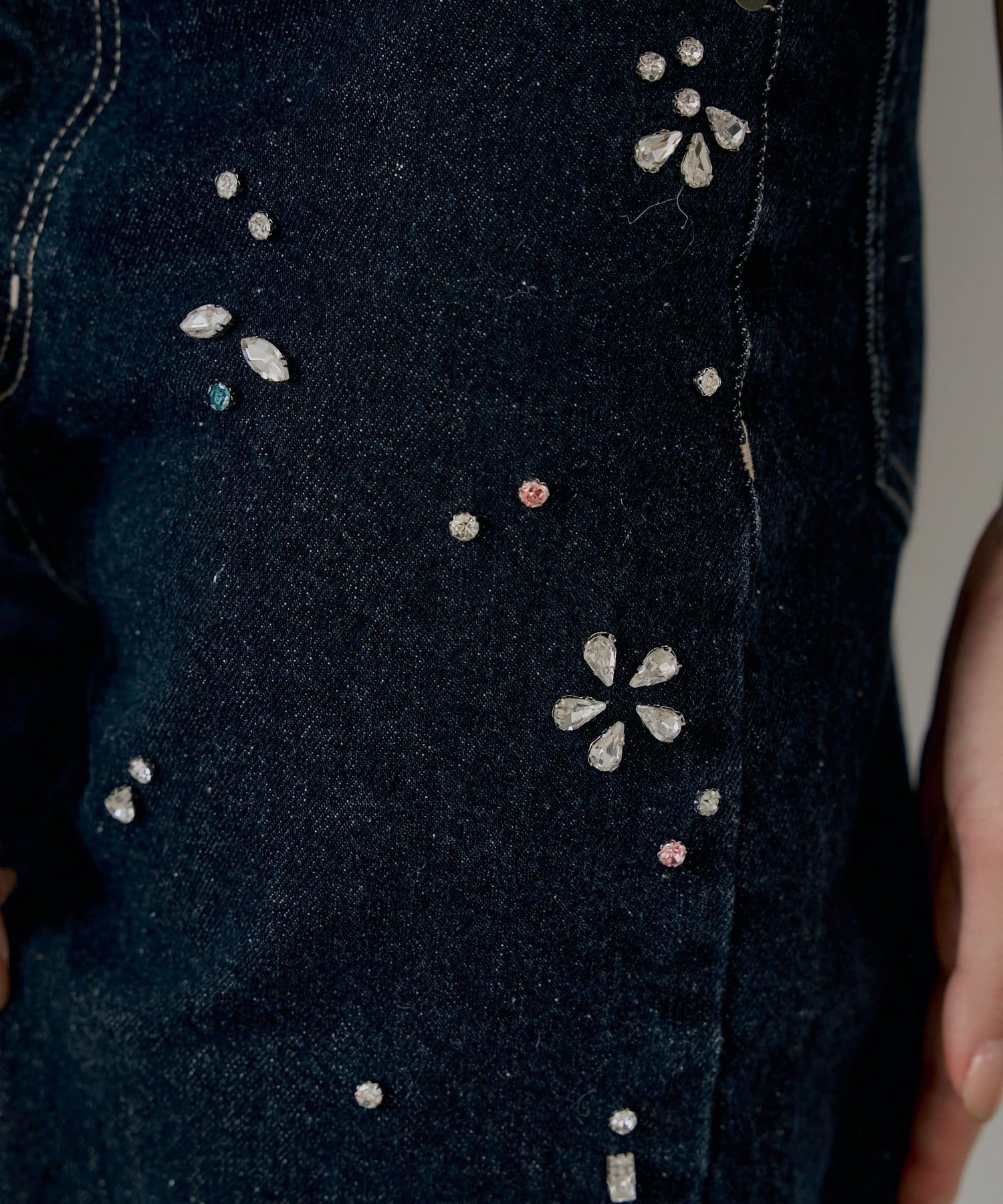 Chico(チコ) 【SALON by Chico】フラワービジュー付きストレートデニム