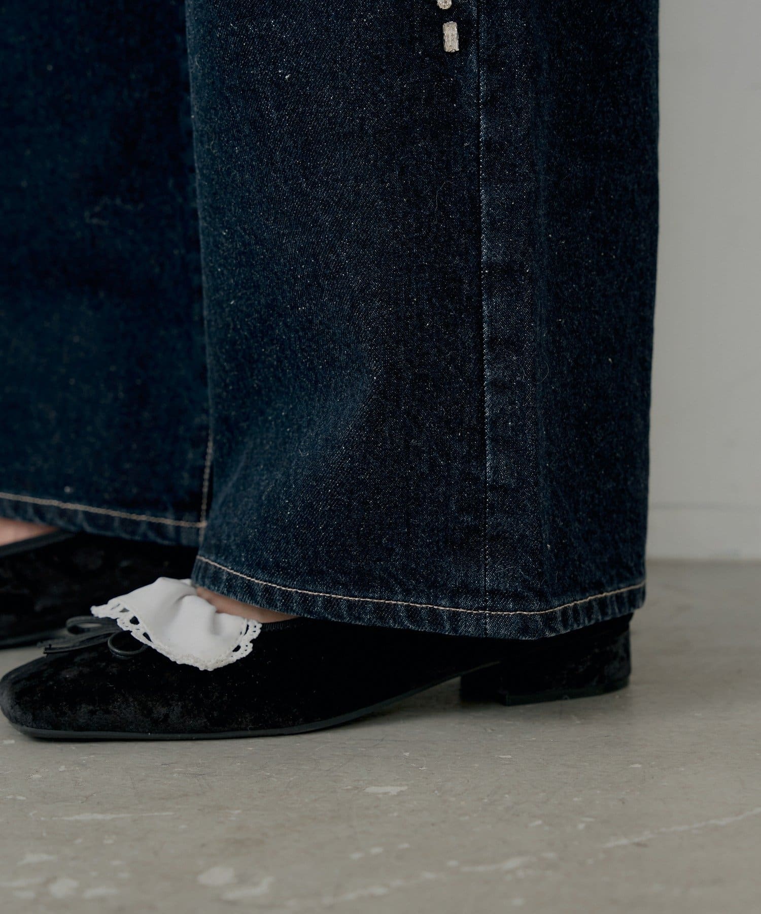 Chico(チコ) 【SALON by Chico】フラワービジュー付きストレートデニム