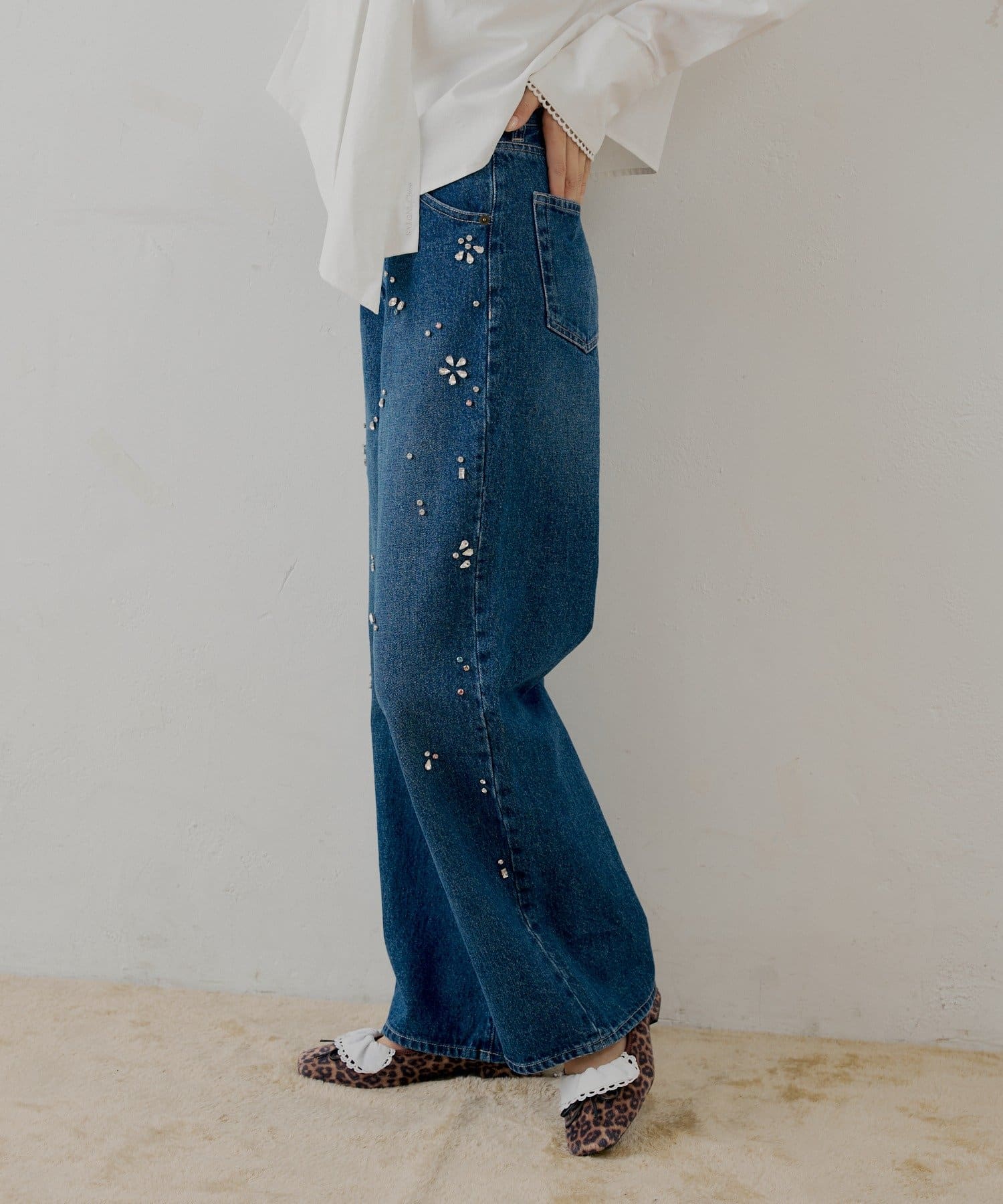 Chico(チコ) 【SALON by Chico】フラワービジュー付きストレートデニム