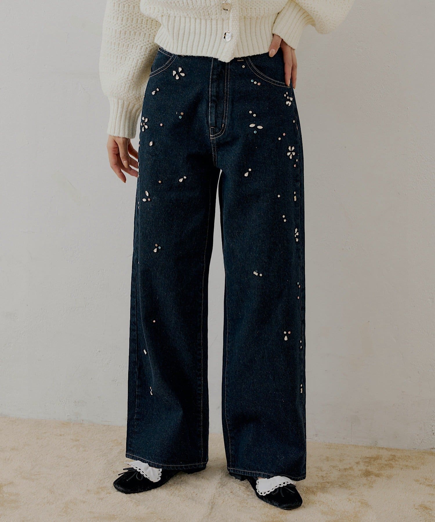 Chico(チコ) 【SALON by Chico】フラワービジュー付きストレートデニム