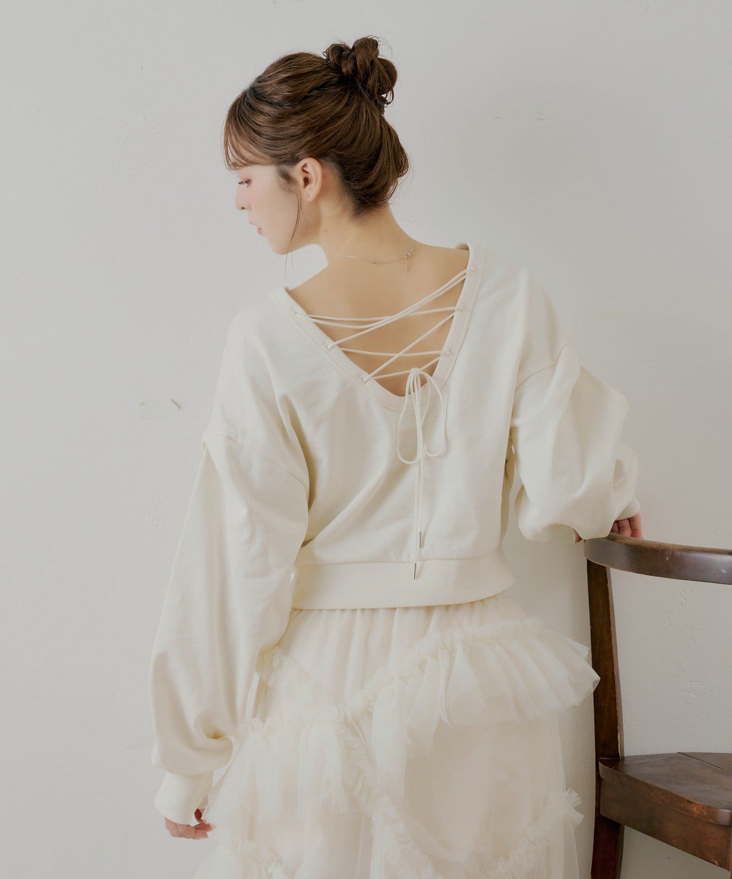 Chico(チコ) 【SALON by Chico】バックレースアップクルースウェット