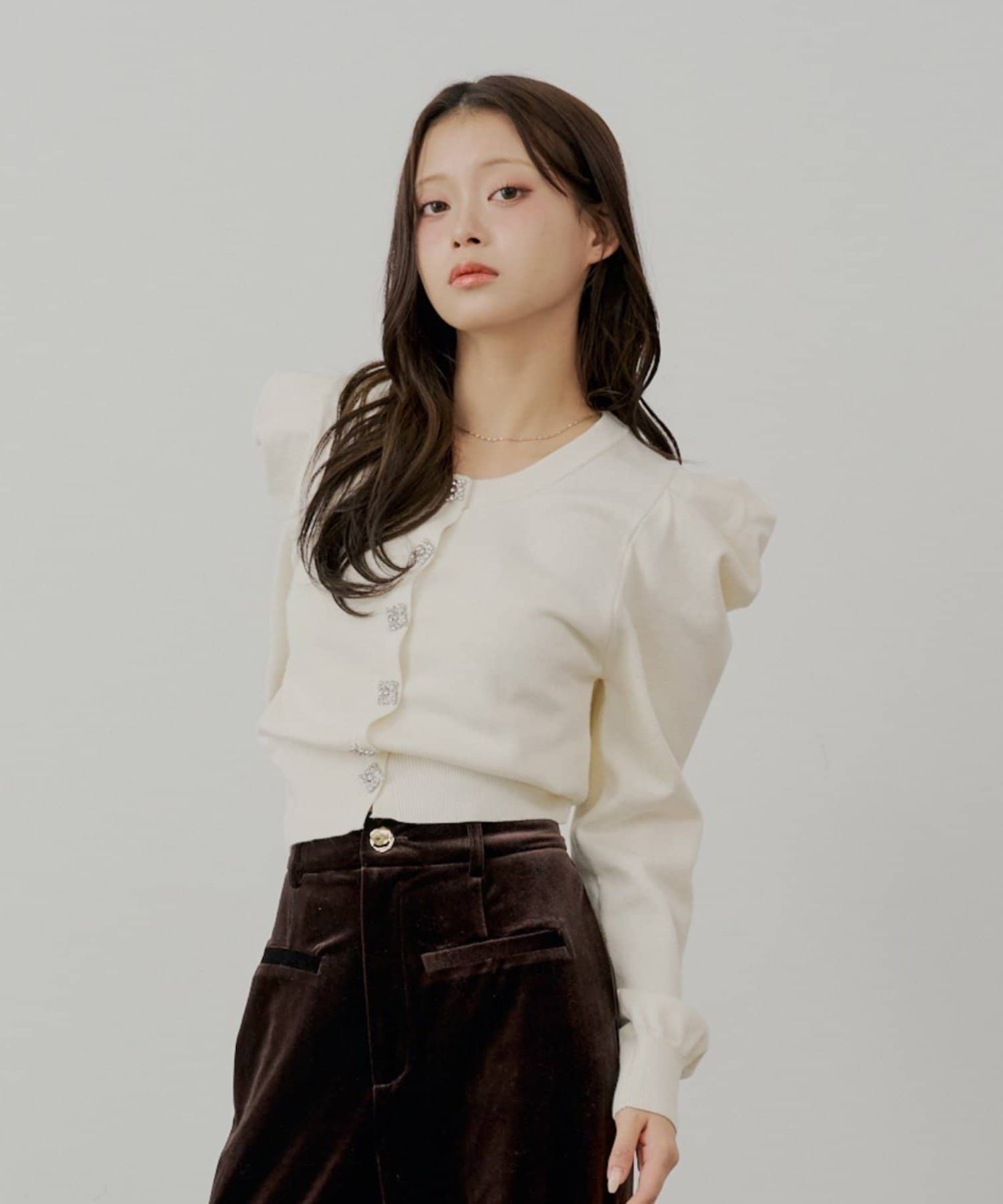 Chico(チコ) 【SALON by Chico】ビジューボタンパワショルデザインカーディガン