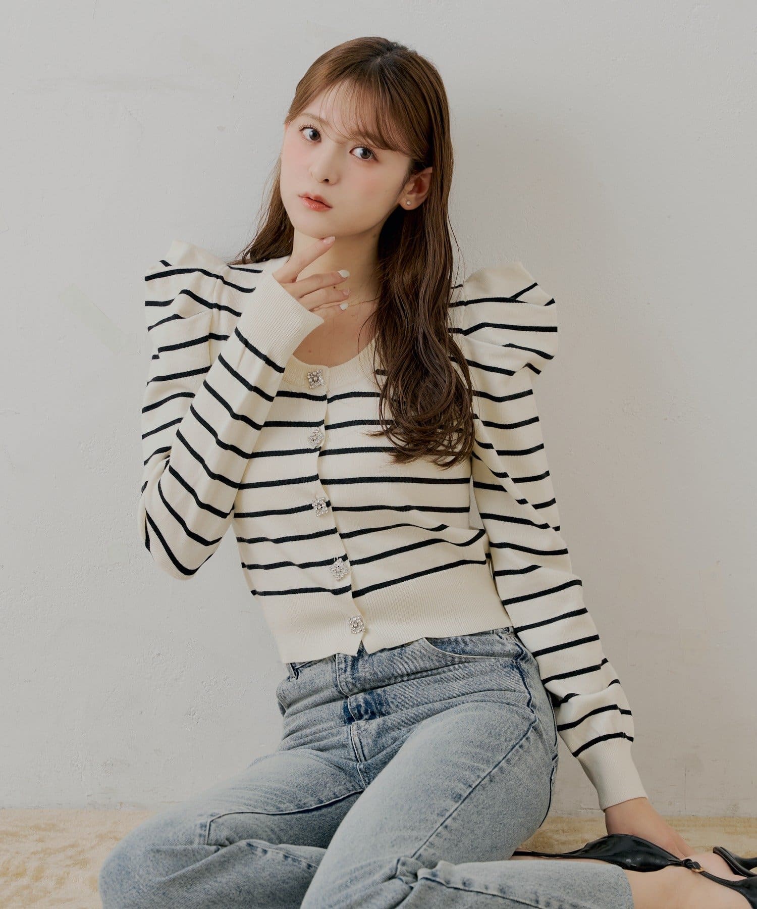 Chico(チコ) 【SALON by Chico】ビジューボタンパワショルデザインカーディガン