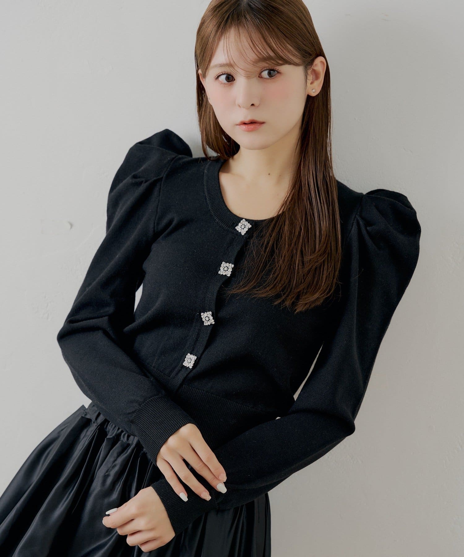 Chico(チコ) 【SALON by Chico】ビジューボタンパワショルデザインカーディガン