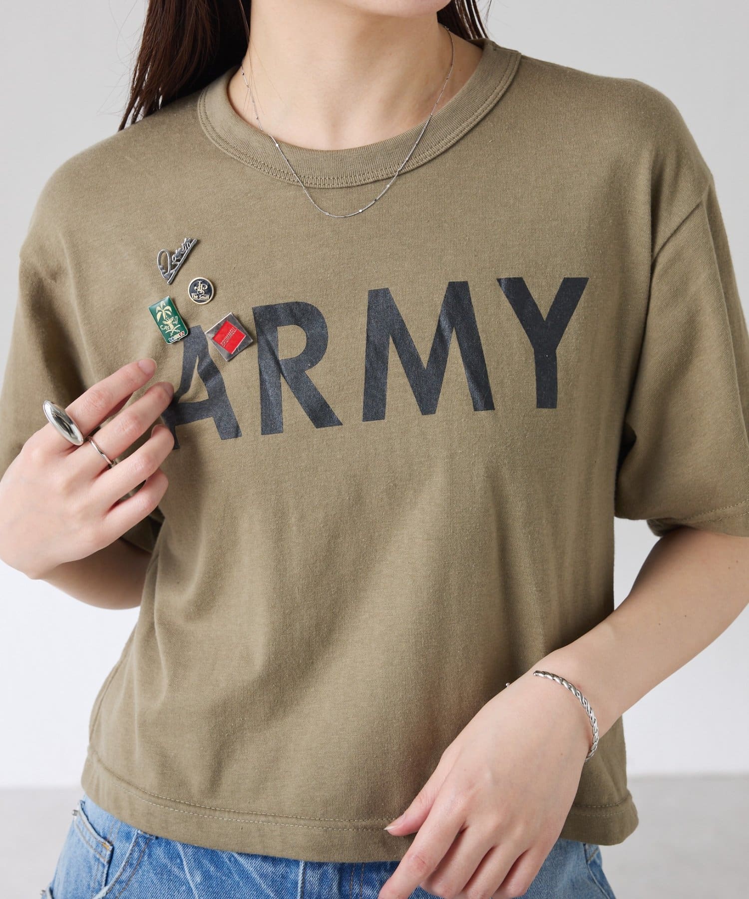 COLLAGE GALLARDAGALANTE(コラージュ ガリャルダガランテ) 【ROTHCO×Q.anosコラボ】《ピンバッジ付き》ロゴTシャツ