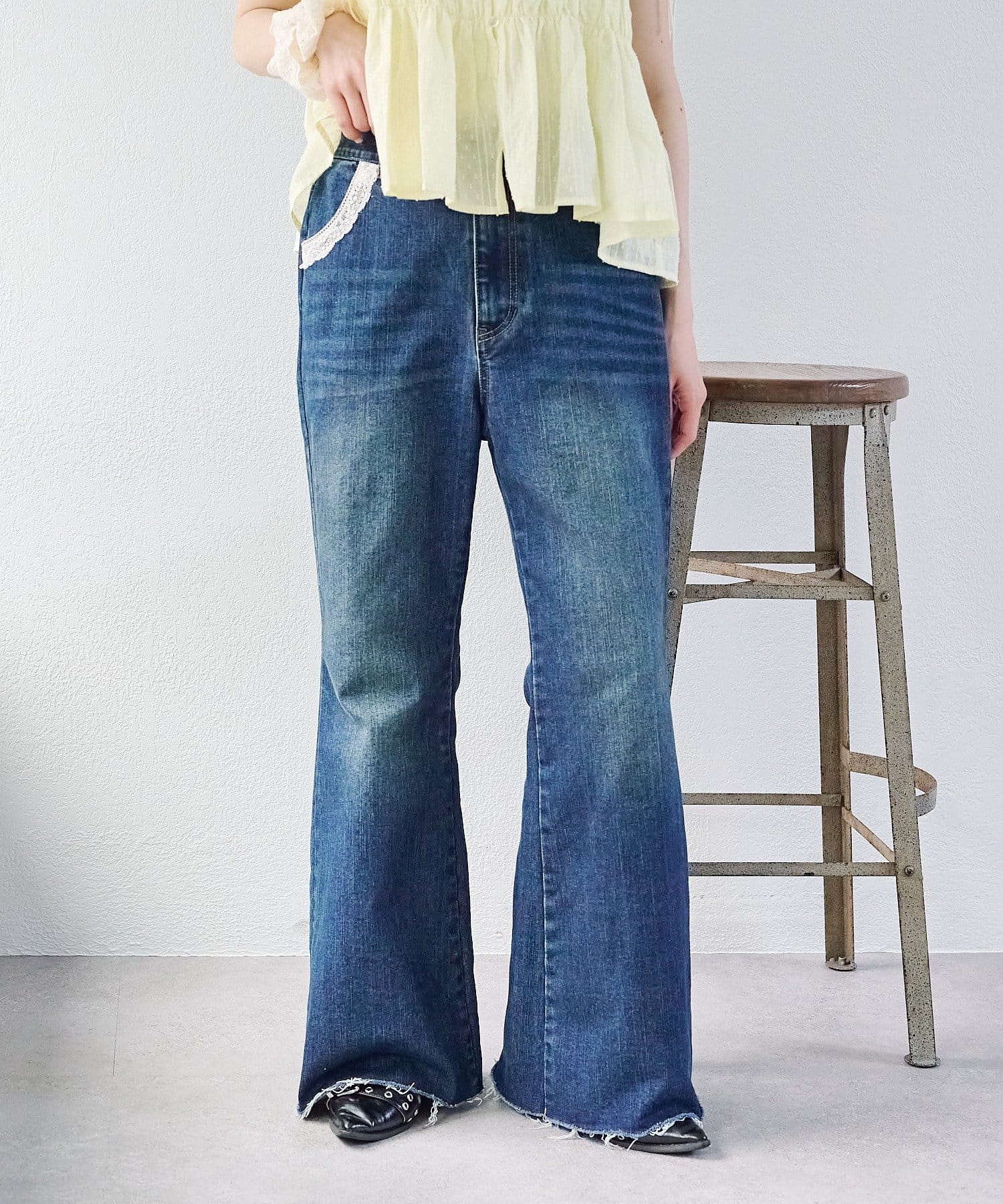 OUTLET(アウトレット) 【w closet】レース付きフレアデニムパンツ