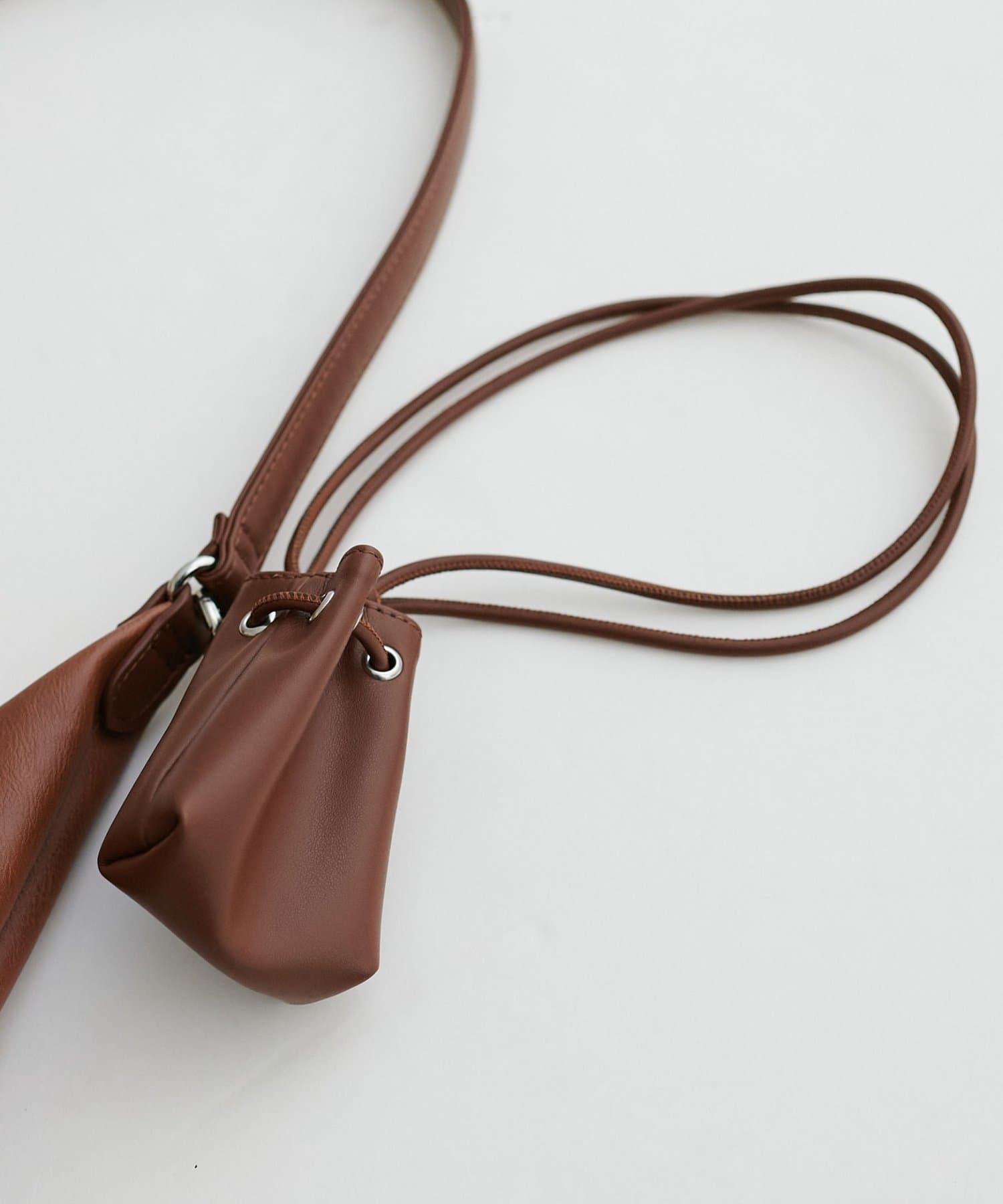 DISCOAT(ディスコート) 【SS先行予約】ネックチャーム付ホーボーバッグ