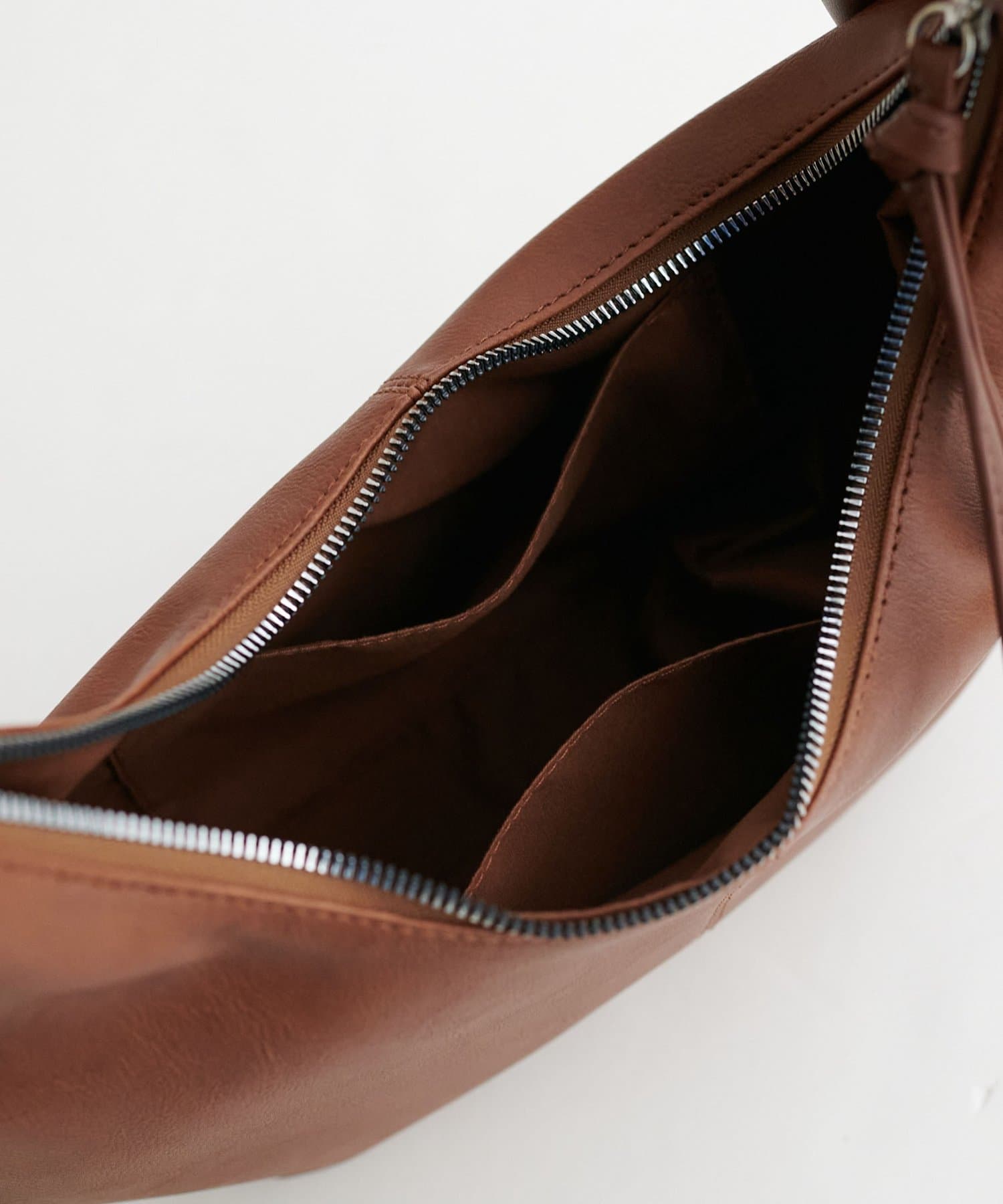 DISCOAT(ディスコート) 【SS先行予約】ネックチャーム付ホーボーバッグ