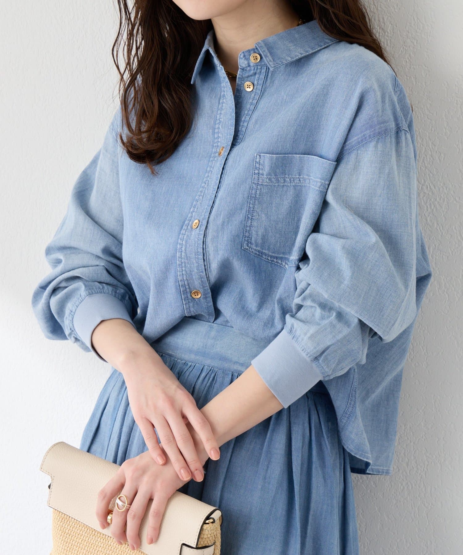 La boutique BonBon(ラブティックボンボン) 【RISA監修】シアーデニムショート丈袖口リブシャツ