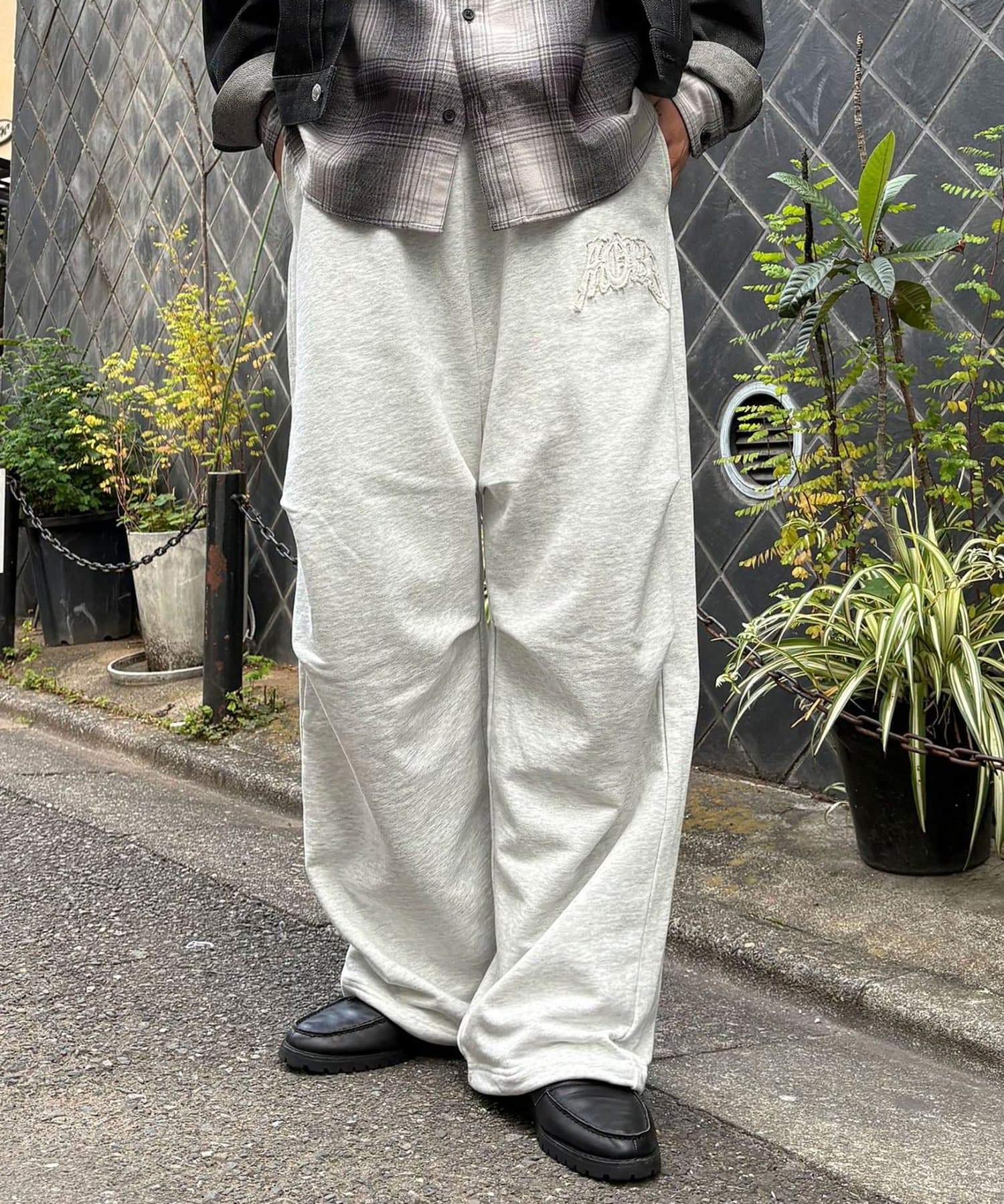 CIAOPANIC(チャオパニック) カットレイヤーロゴスタッズスウェットパンツ