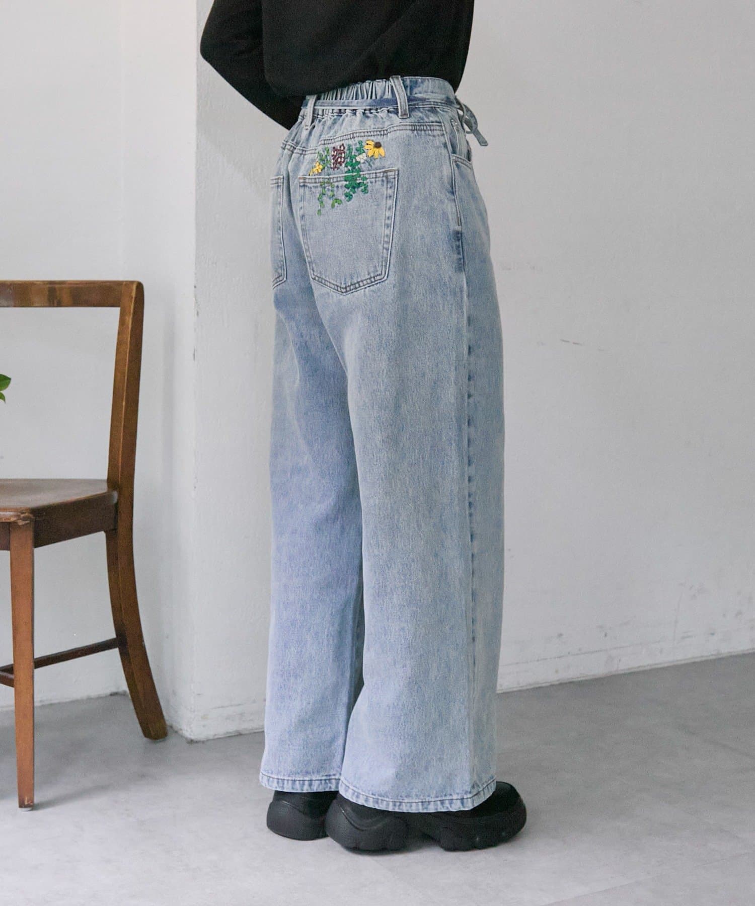 ear PAPILLONNER(イア パピヨネ) 《バックウエストゴム/切替入り》ポケット花刺しゅうデニム【SUM1 STYLE(スミスタイル)】