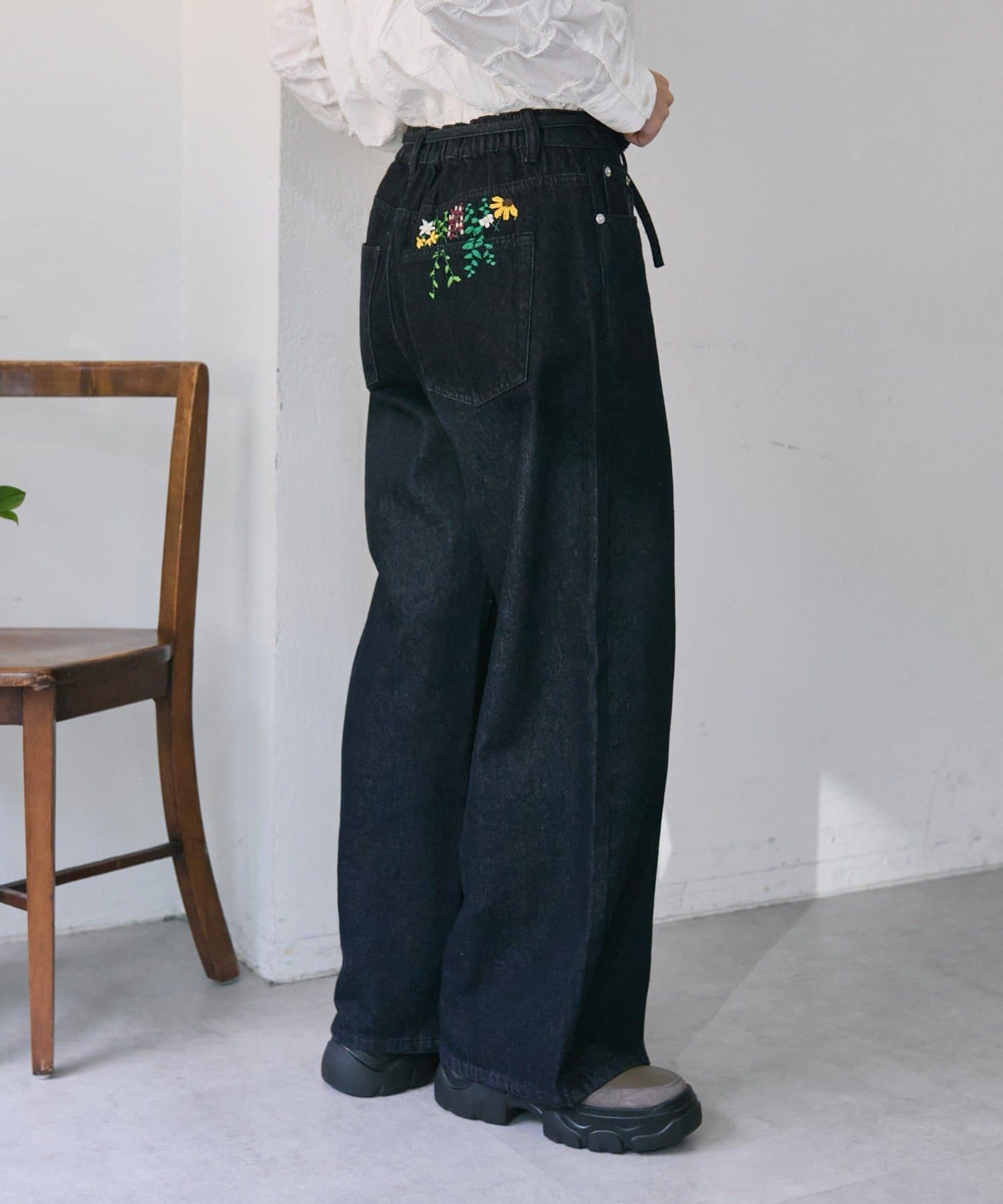 ear PAPILLONNER(イア パピヨネ) 《バックウエストゴム/切替入り》ポケット花刺しゅうデニム【SUM1 STYLE(スミスタイル)】