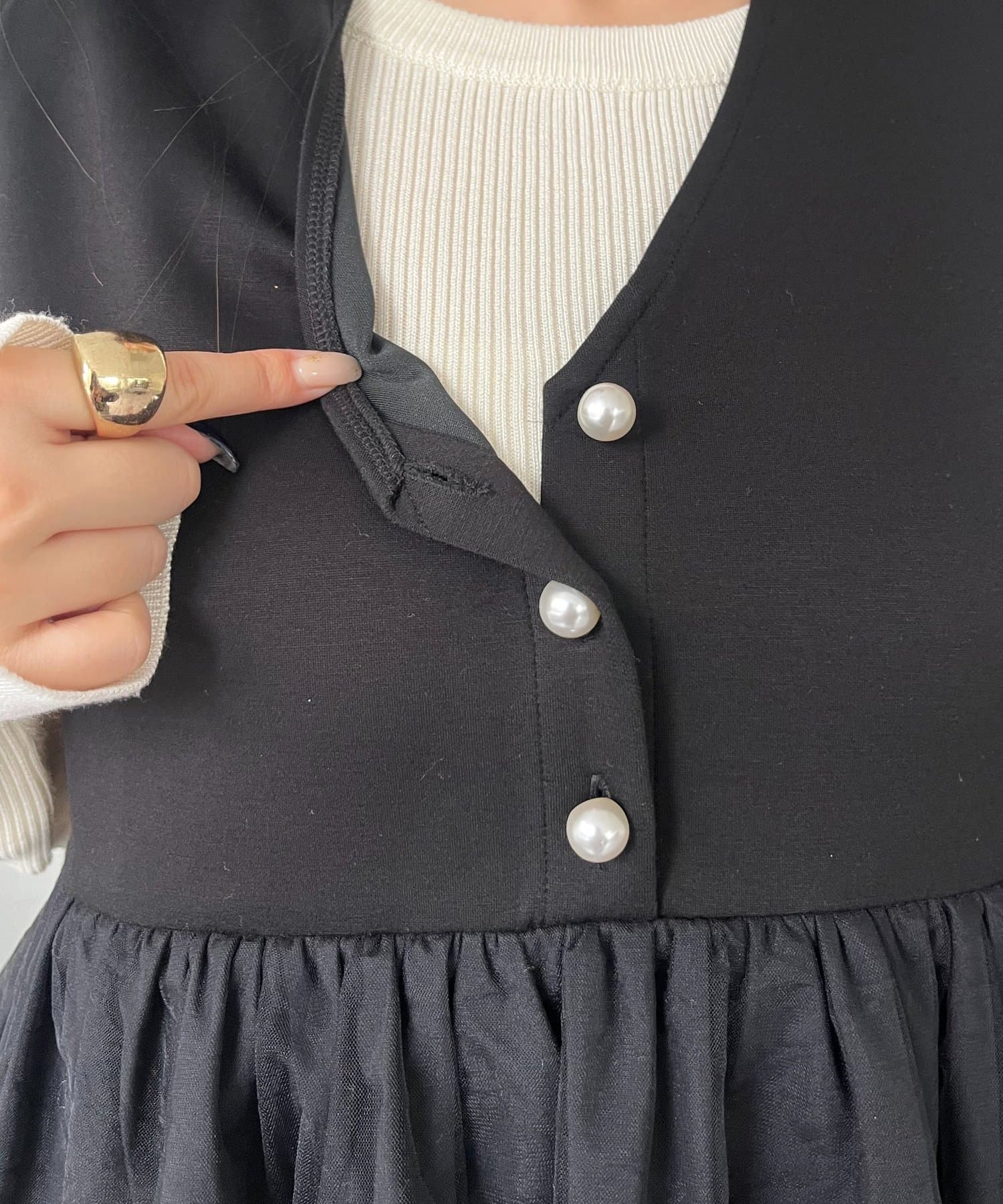 prose verse(プロズヴェール) パールボタンチュールフリルVネックベスト